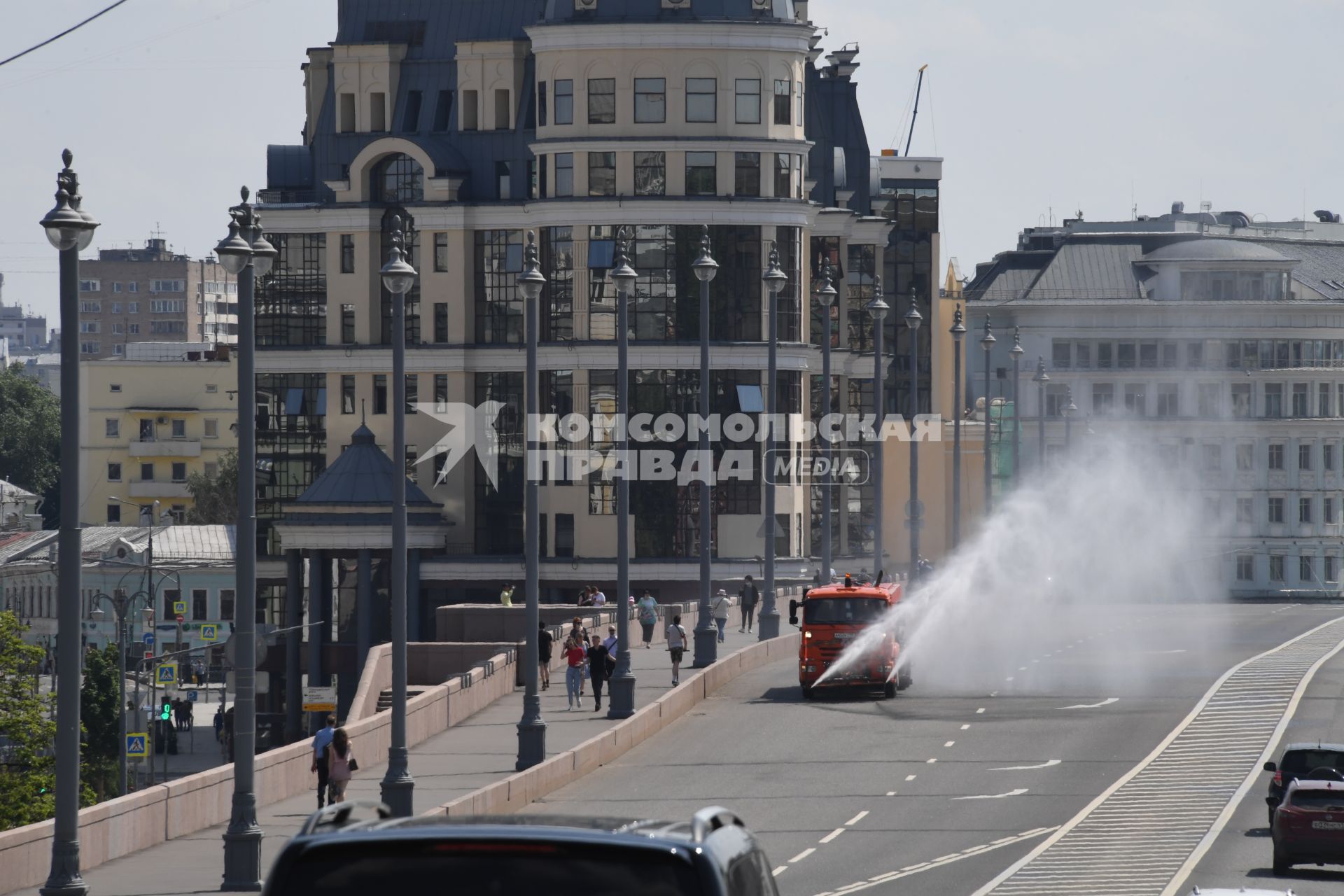 Москва. Машины коммунальных служб проводят полив и дезинфекцию  на Большом Москворецком мосту.