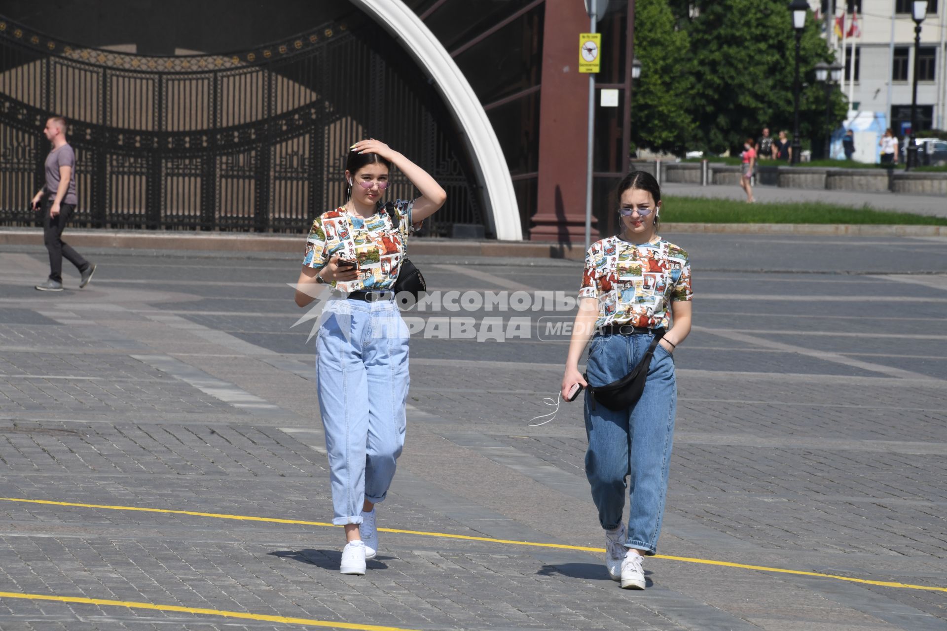 Москва. Девушки на Манежной площади.