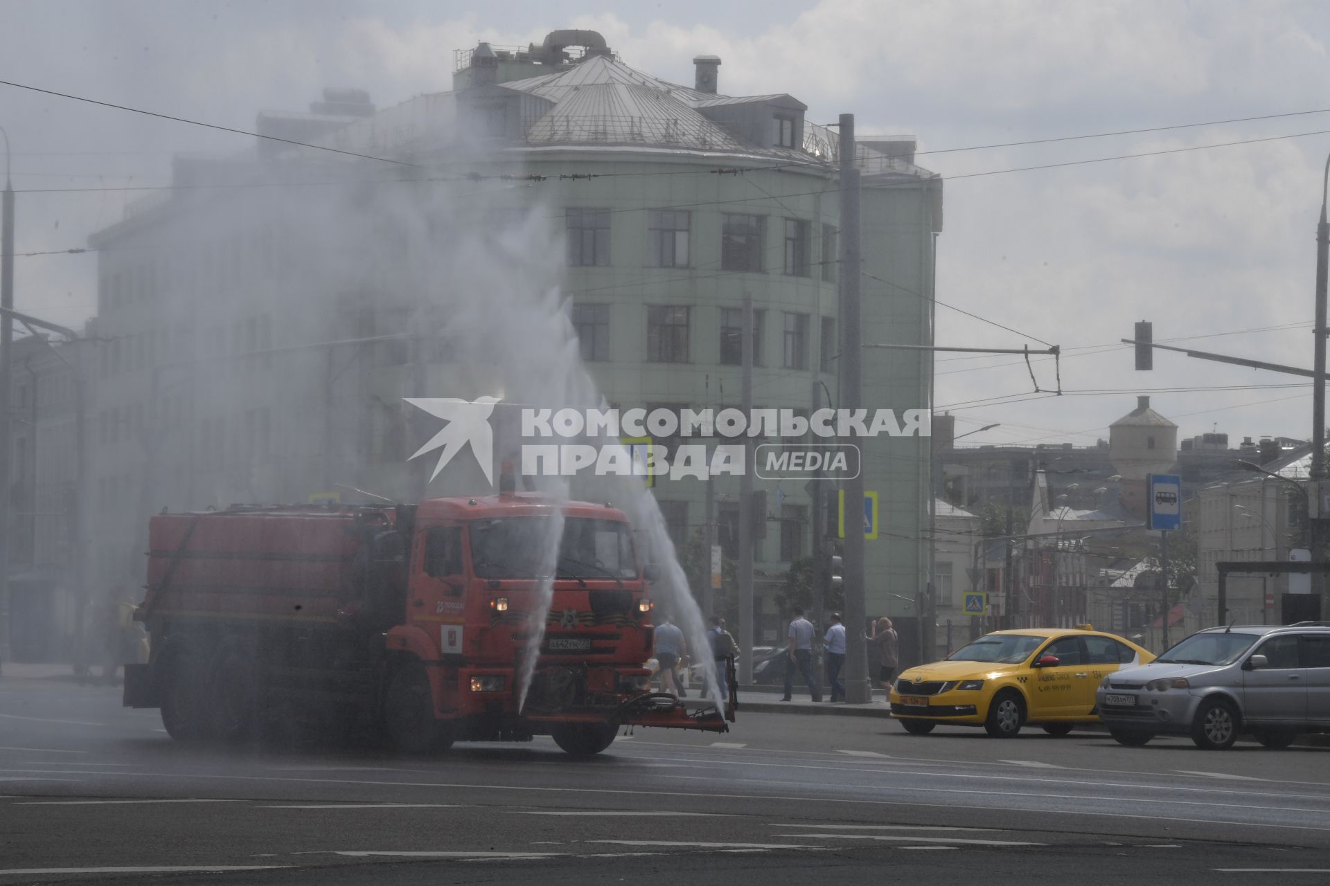 Москва. Машины коммунальных служб проводят полив и дезинфекцию улиц города.