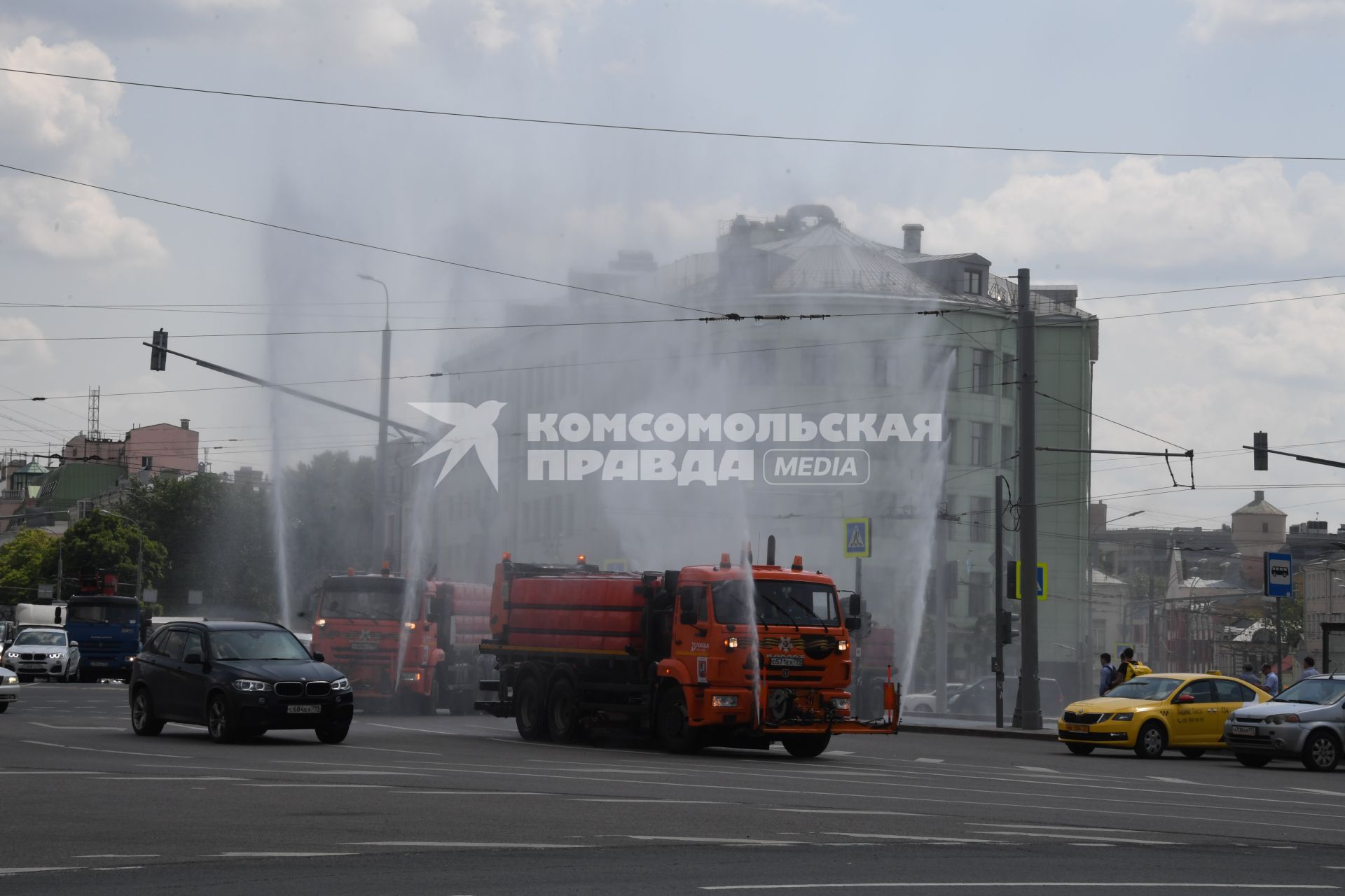 Москва. Машины коммунальных служб проводят полив и дезинфекцию улиц города.