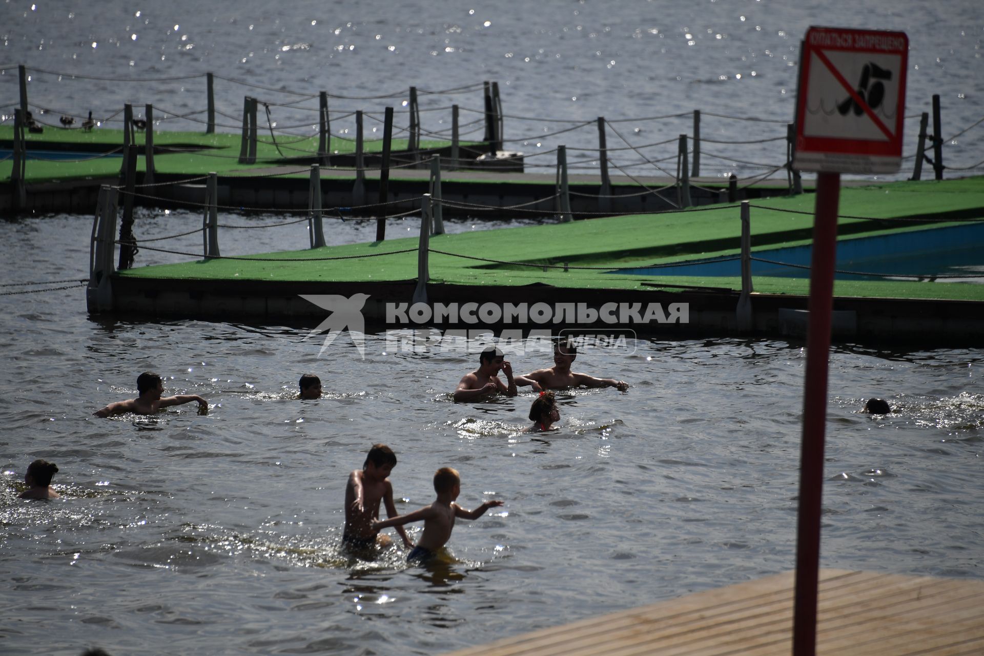 Москва.  Горожане купаются под знаком `Купаться запрещено` на пляже Строгинской поймы.