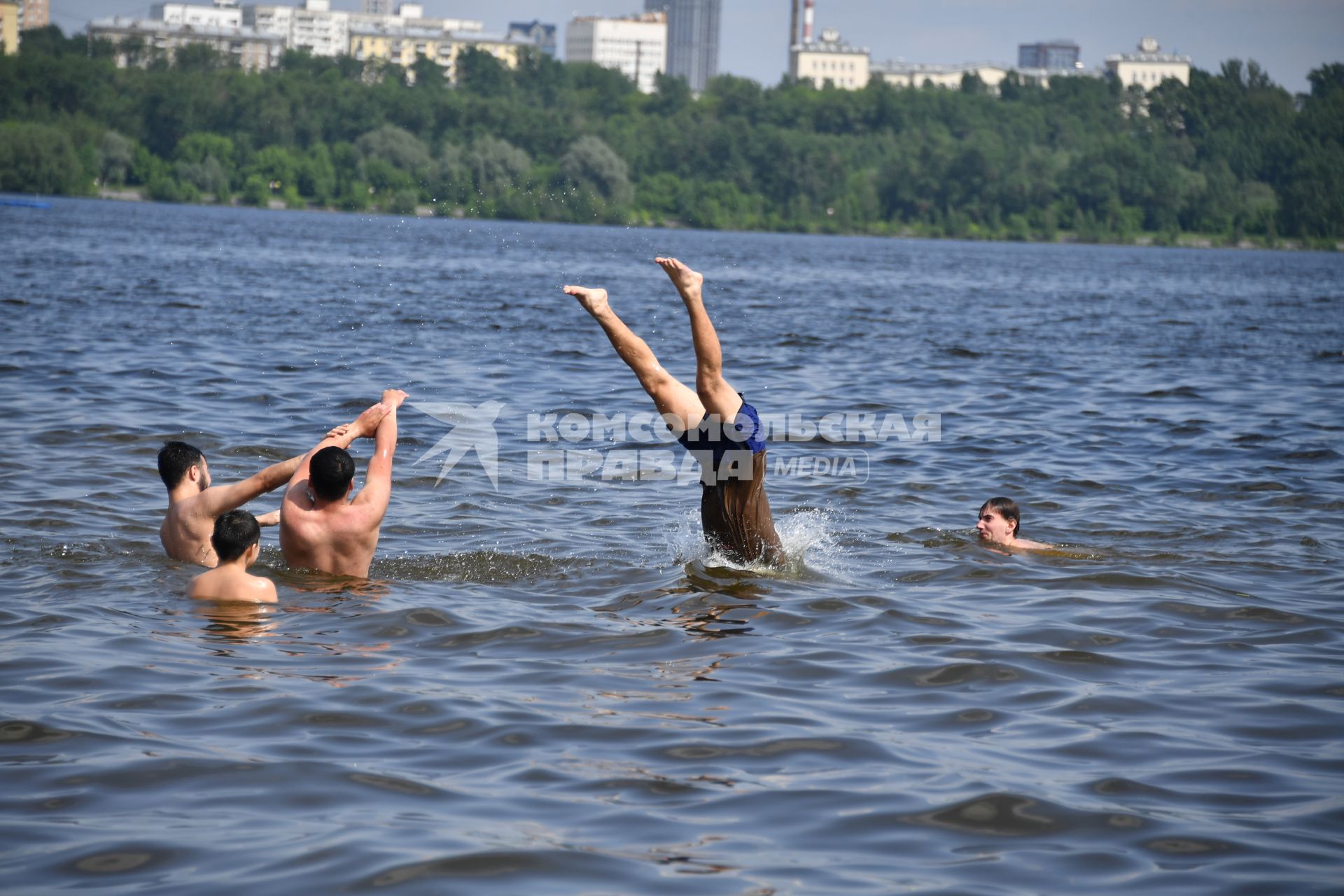 Москва.  Горожане купаются  на пляже Строгинской поймы.