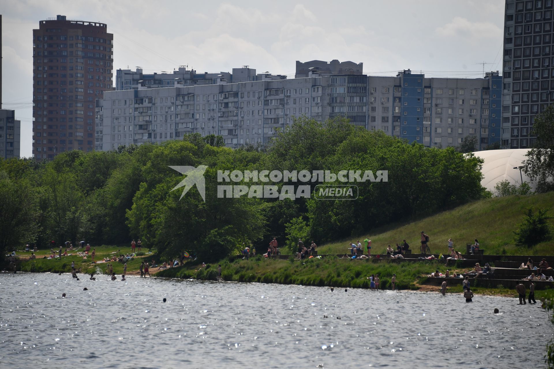 Москва. Горожане  отдыхают на пляже в Строгинской пойме.