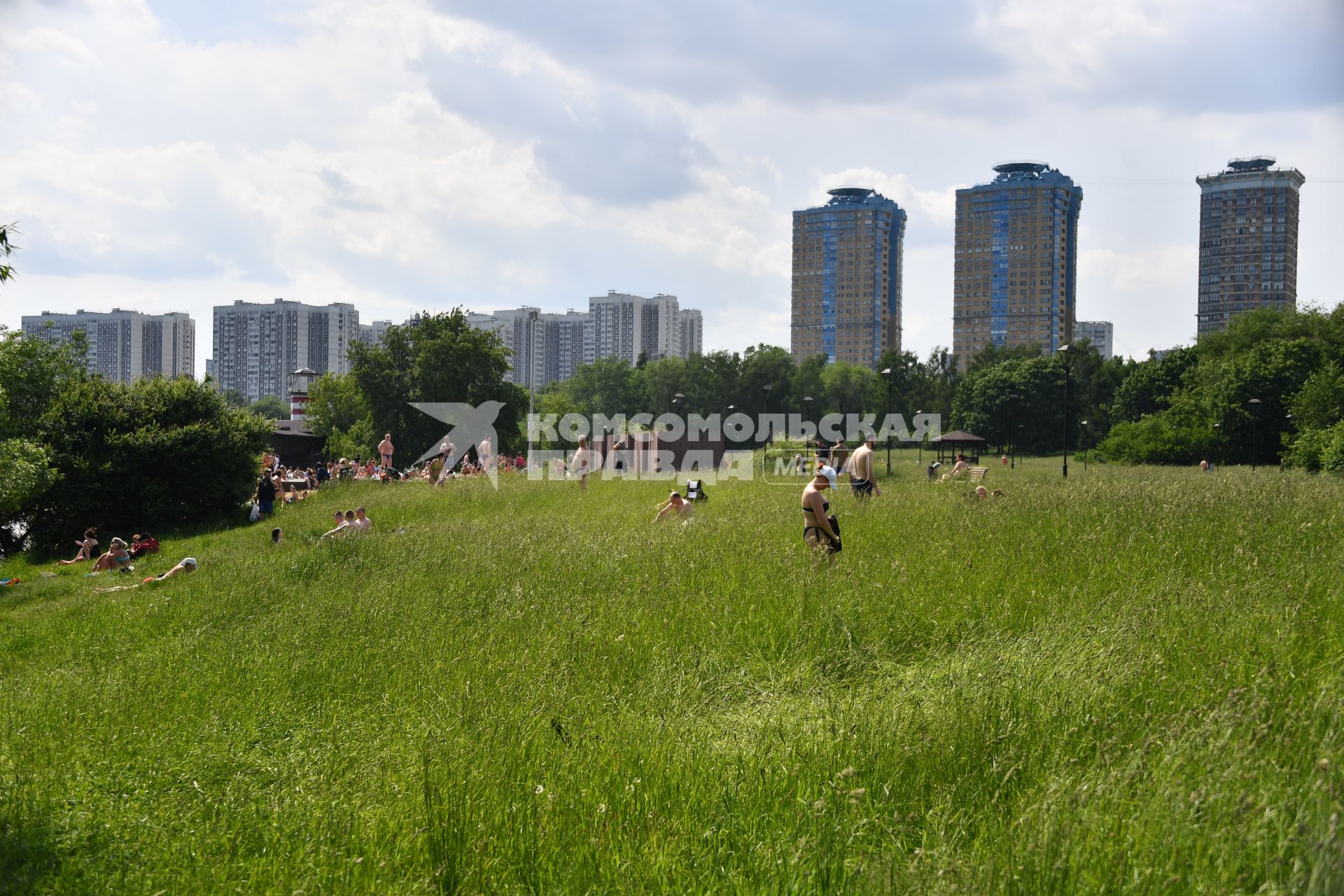 Москва. Горожане  отдыхают на пляже в Строгинской пойме.