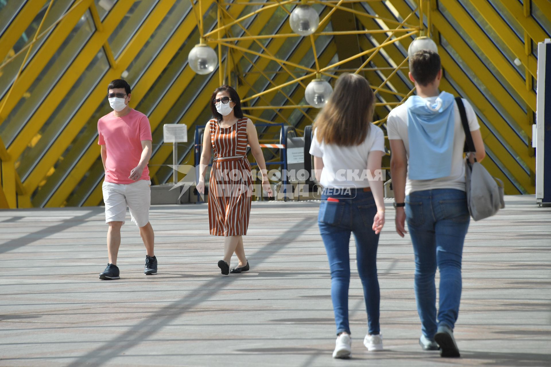 Москва.  Отдыхающие гуляют на Андреевском мосту.