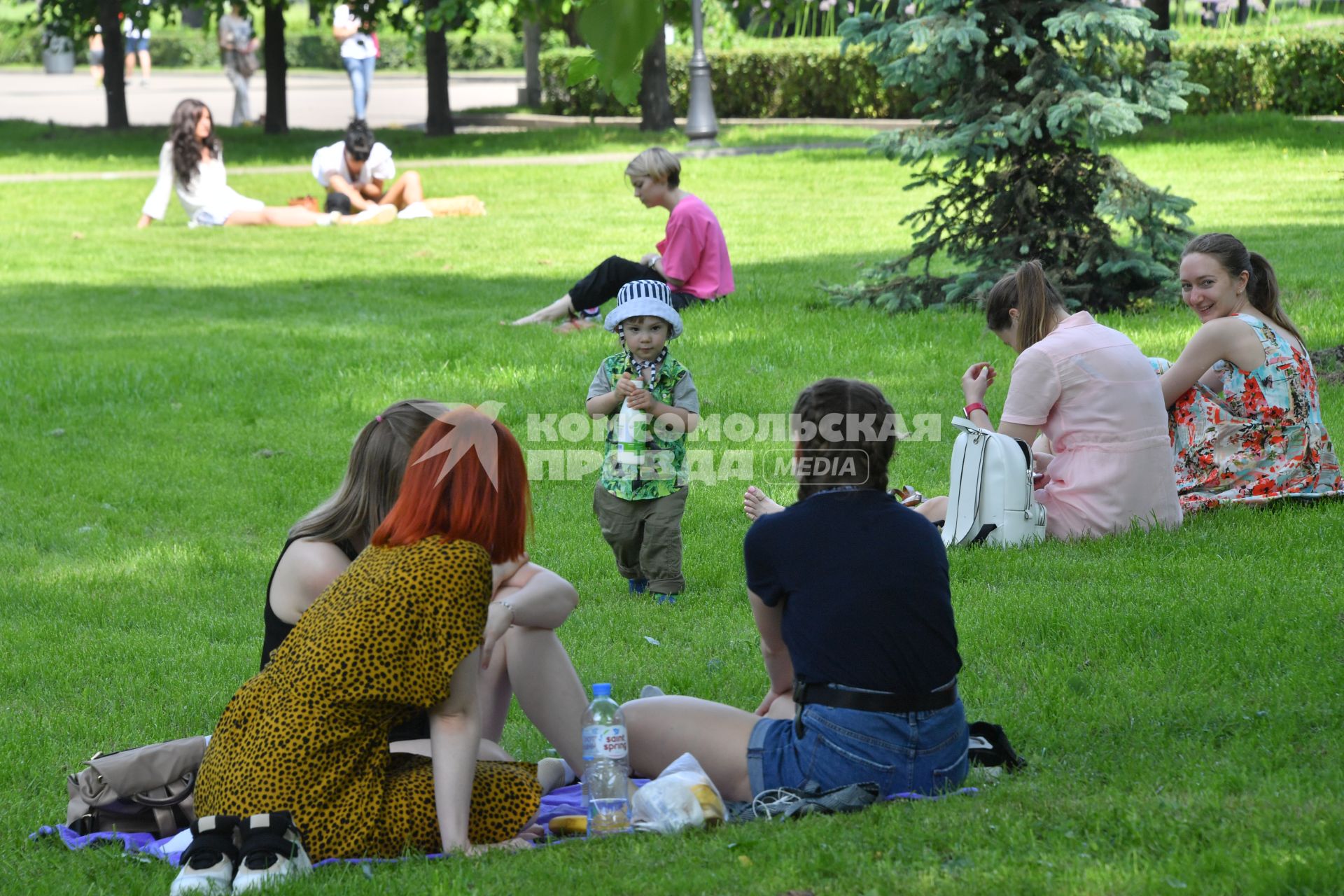 Москва.  Отдыхающие в парке Горького после отмены режима самоизоляции, введенного  из-за пандемии коронавируса.