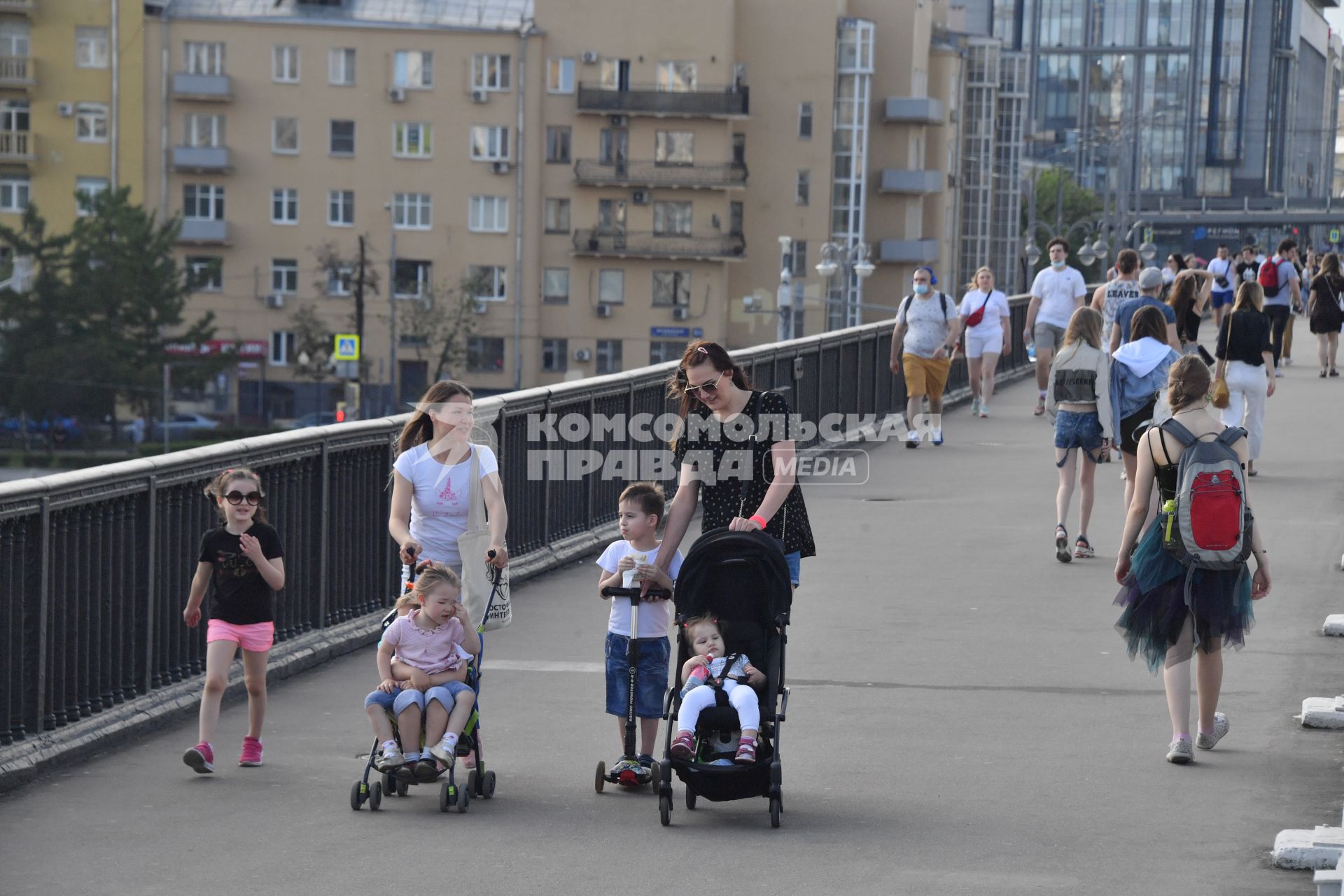 Москва. Женщины с детьми на Крымском мосту после отмены режима самоизоляции, введенного  из-за пандемии коронавируса.