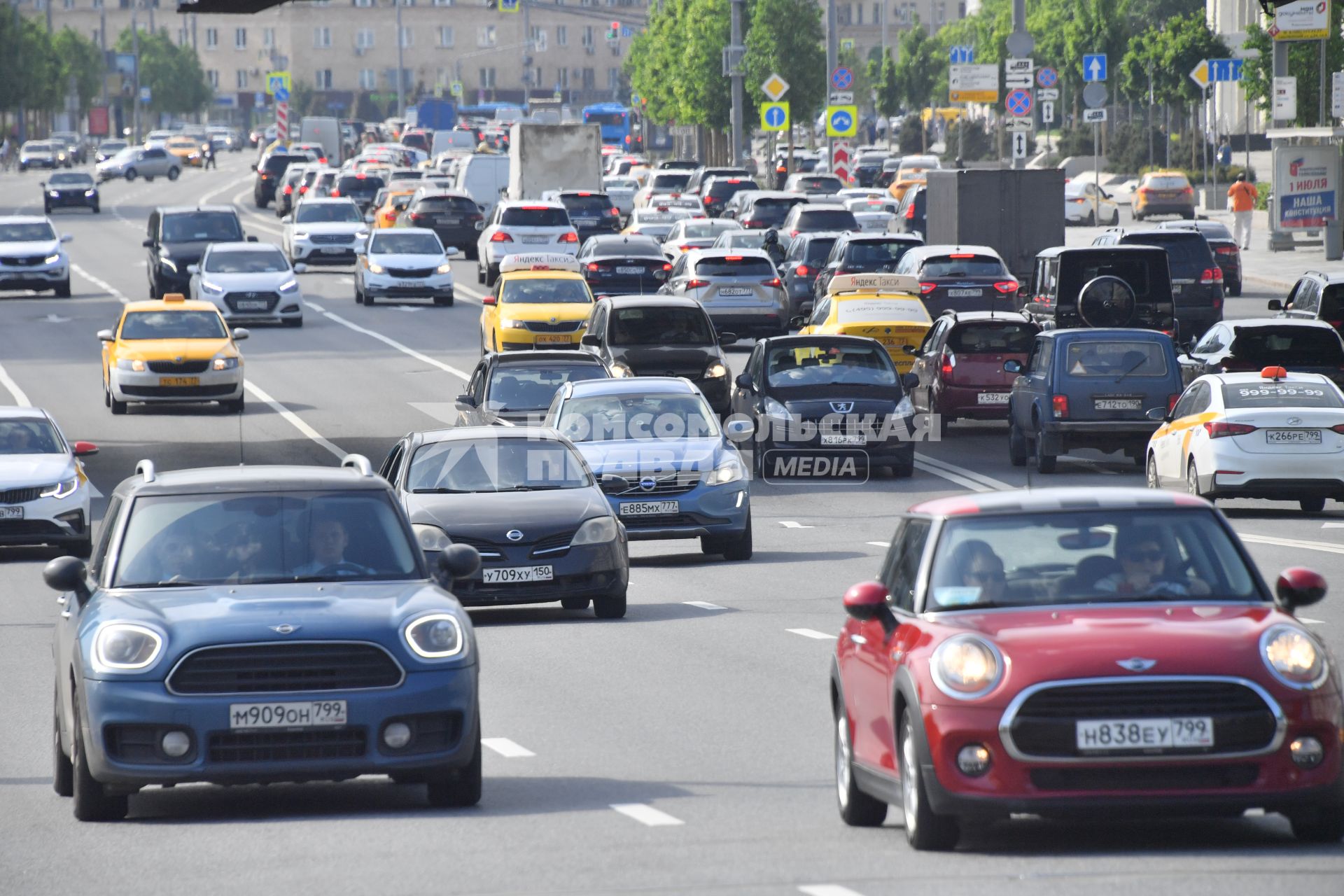 Москва.  Автомобильный поток на улице города  после отмены режима самоизоляции, введенного  из-за пандемии коронавируса.