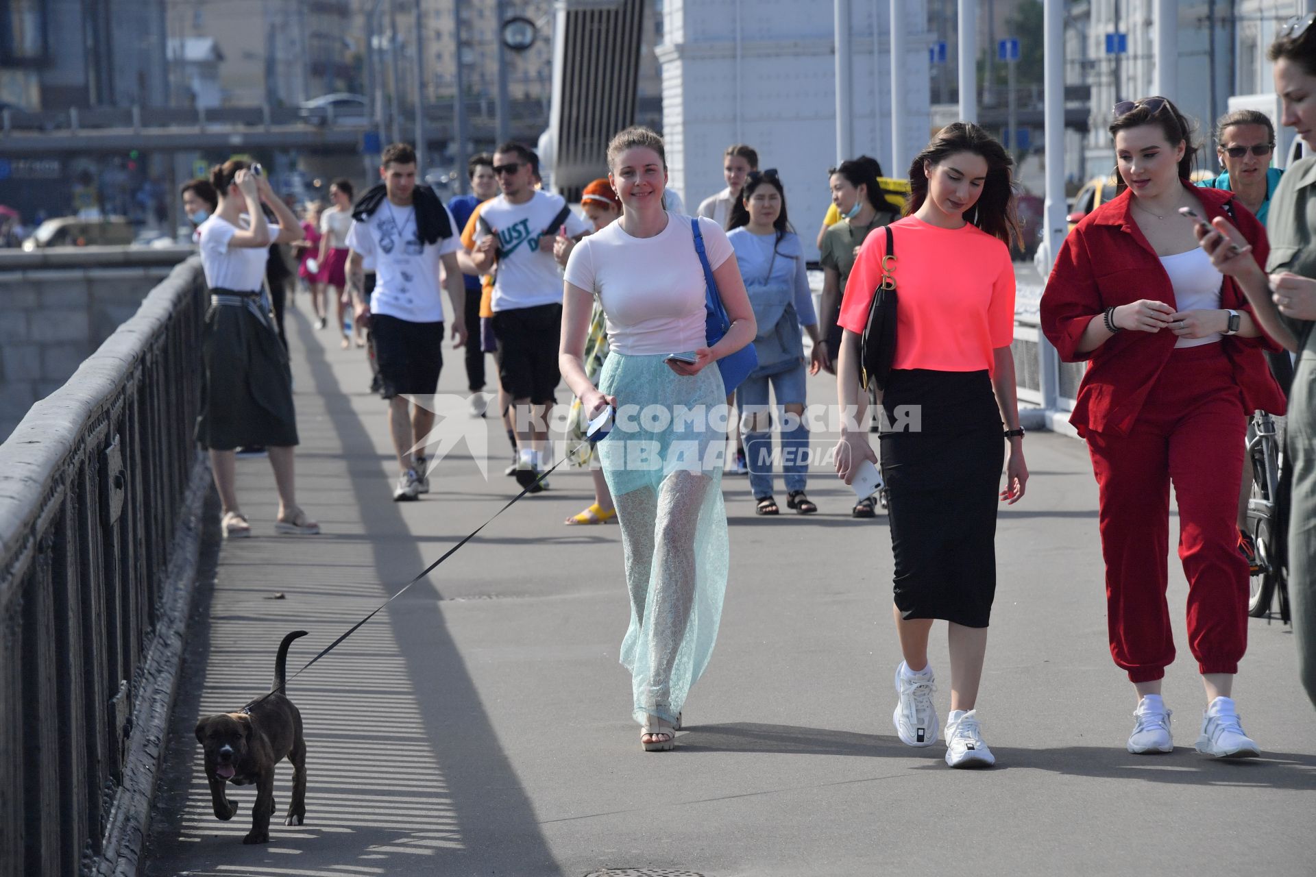 Москва.  Люди на Крымском мосту после отмены режима самоизоляции, введенного  из-за пандемии коронавируса.