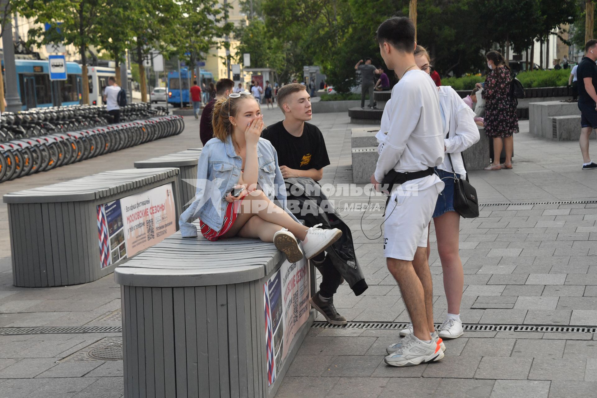 Москва.  Люди у метро Парк Горького  после отмены режима самоизоляции, введенного  из-за пандемии коронавируса.