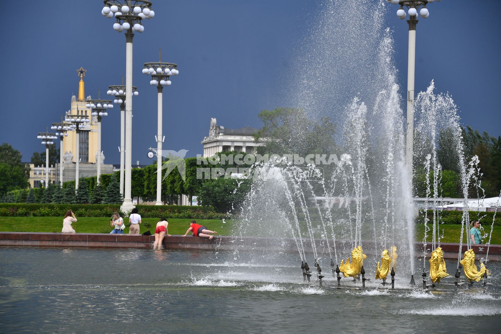 Москва. Люди у фонтана  на ВДНХ.