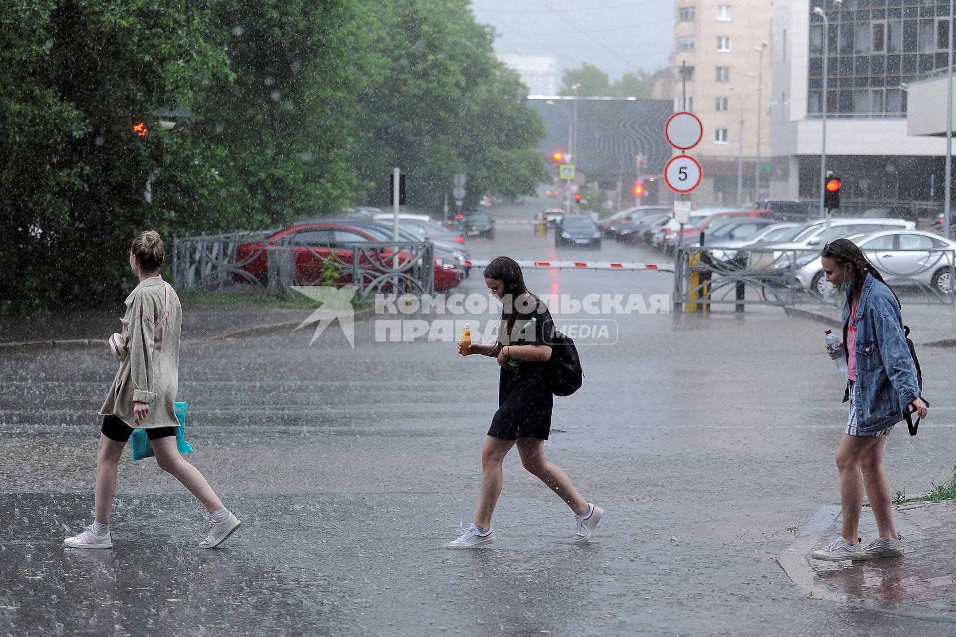 Екатеринбург. Девушки во время дождя