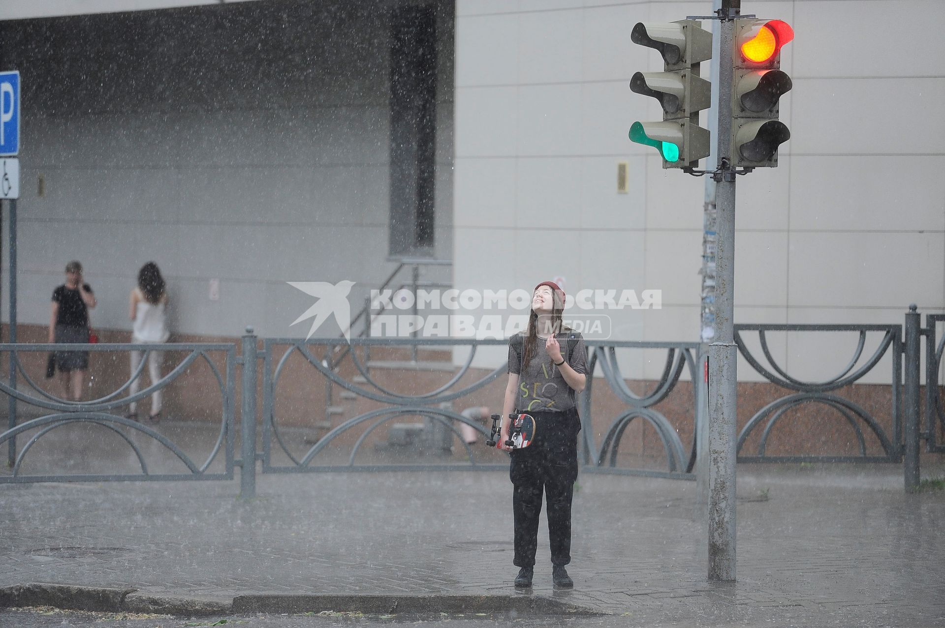 Екатеринбург. Девушка во время дождя