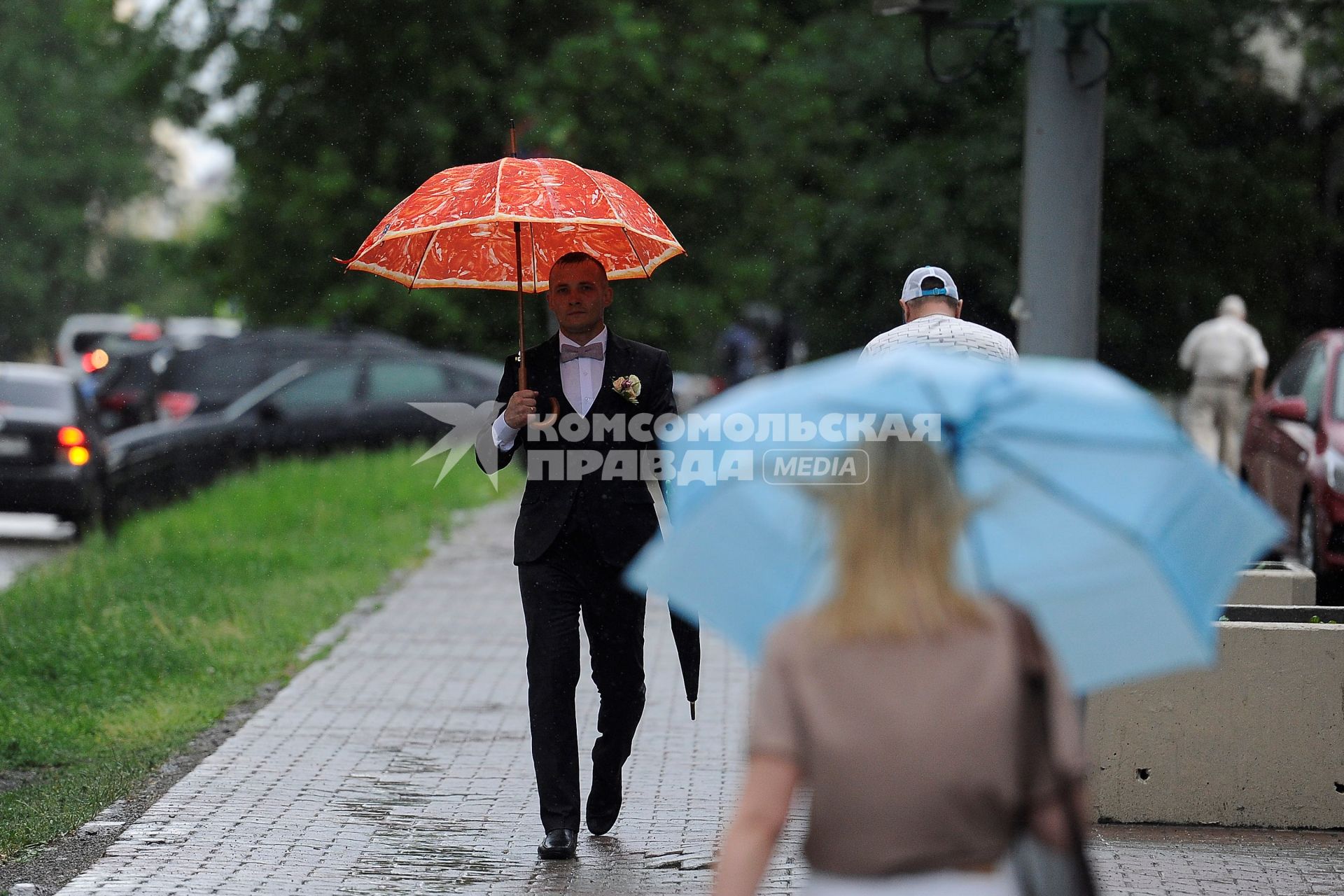 Екатеринбург. Мужчина под зонтом во время дождя