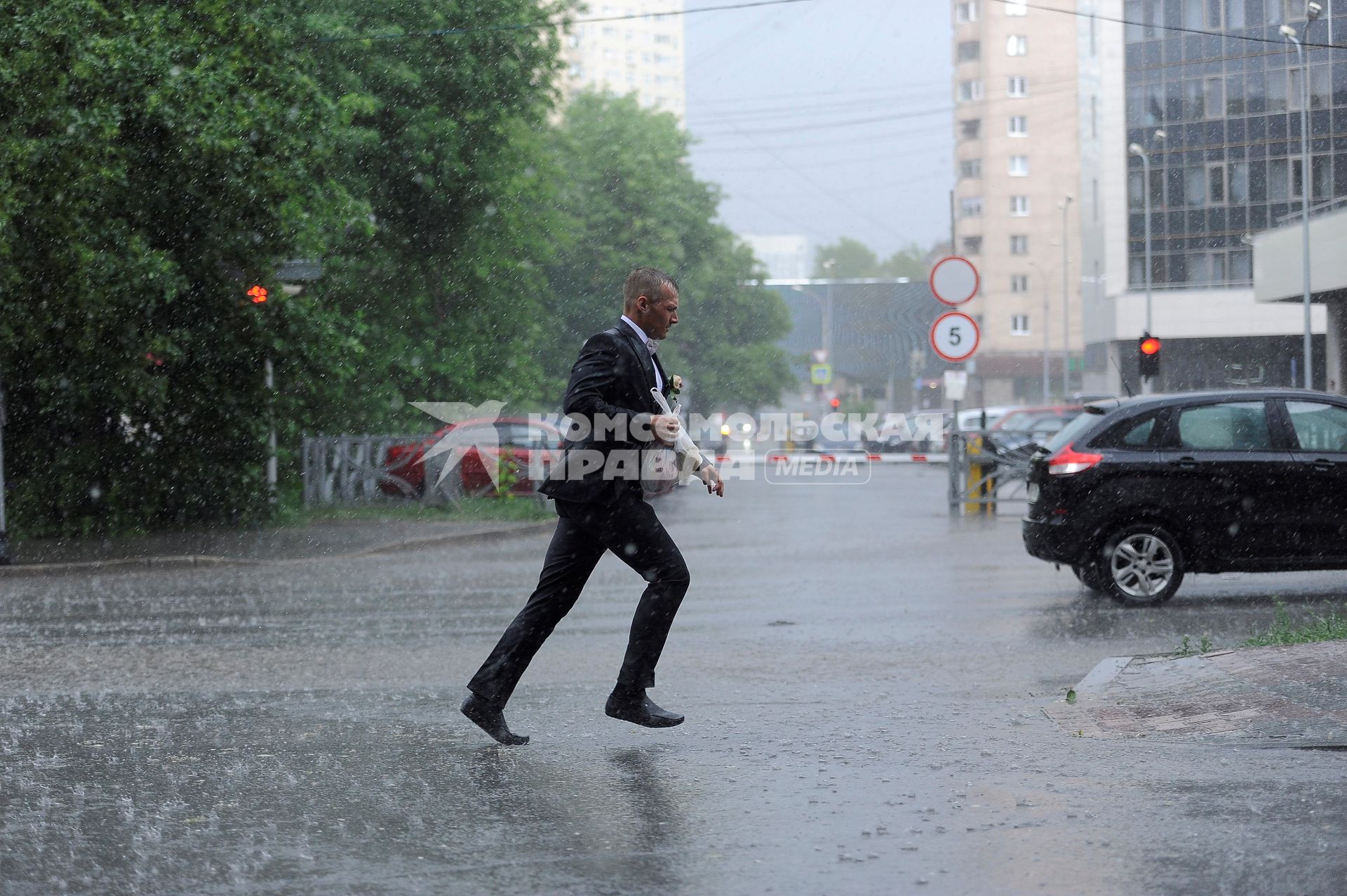 Екатеринбург. Мужчина бежит во время дождя