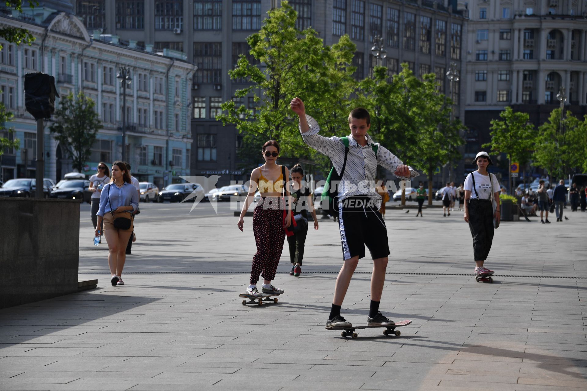 Москва.  Молодые люди катаются на скейтбордах после отмены режима самоизоляции, введенного  из-за пандемии коронавируса.