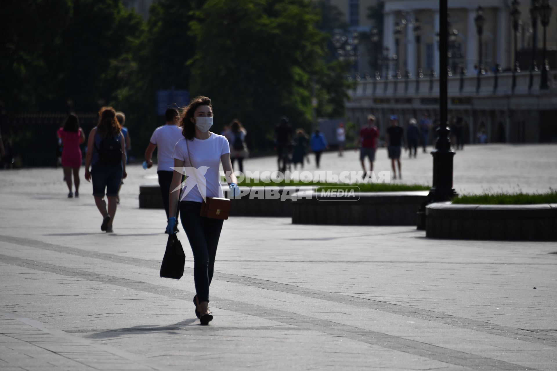 Москва.  Девушка в медицинской маске на улице  после отмены режима самоизоляции, введенного  из-за пандемии коронавируса.