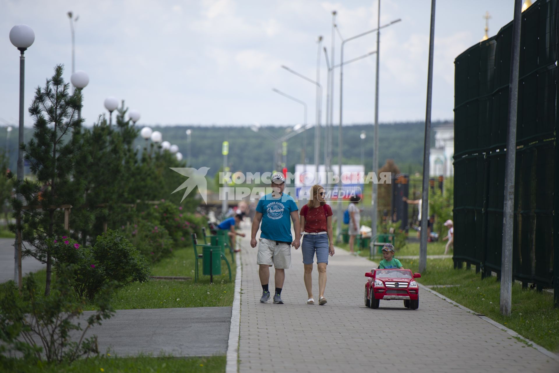 Екатеринбург. Семья с ребенком гуляют с на аллее