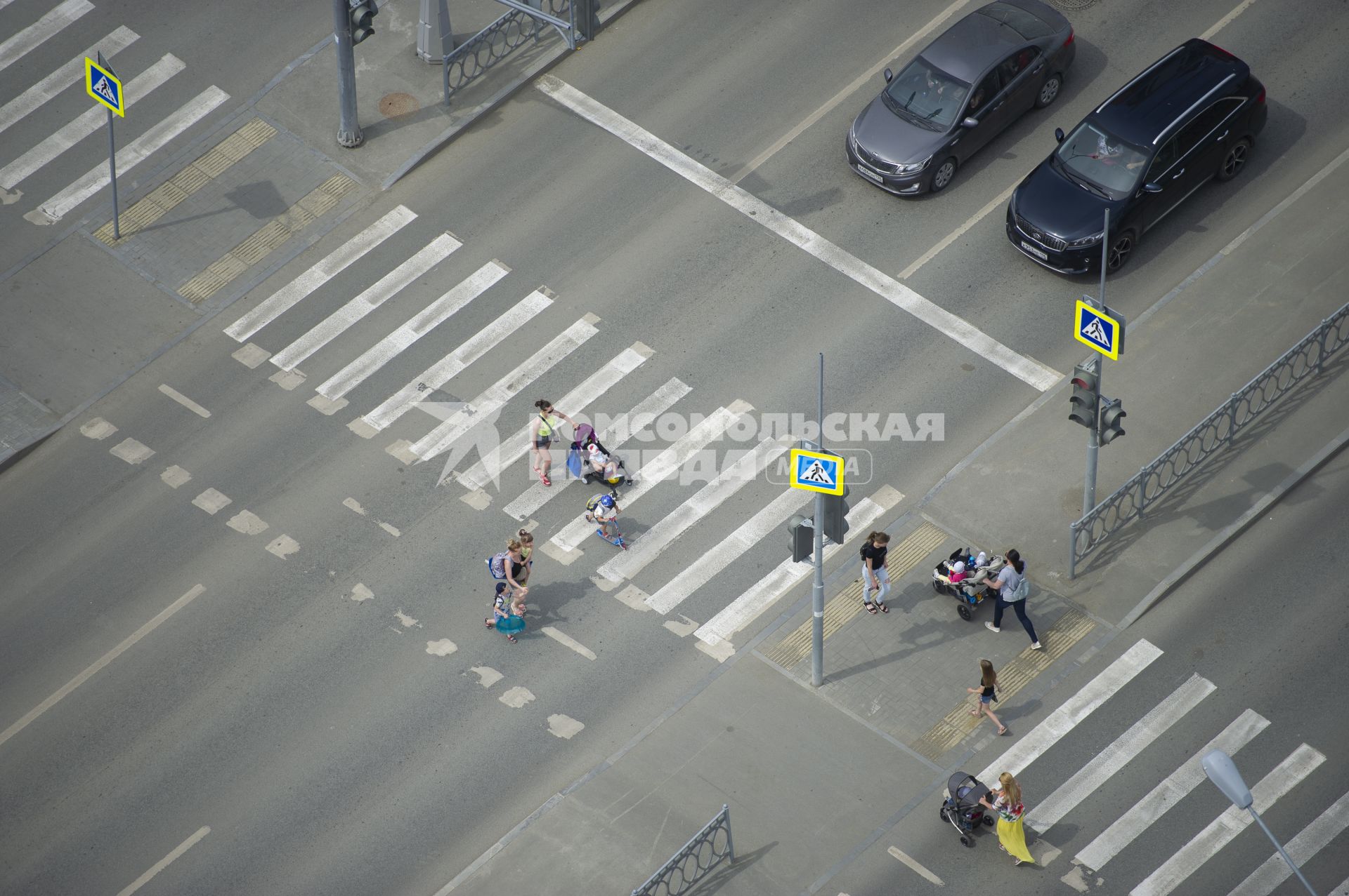 Екатеринбург. Горожане в новом жилом районе \'Академический\'