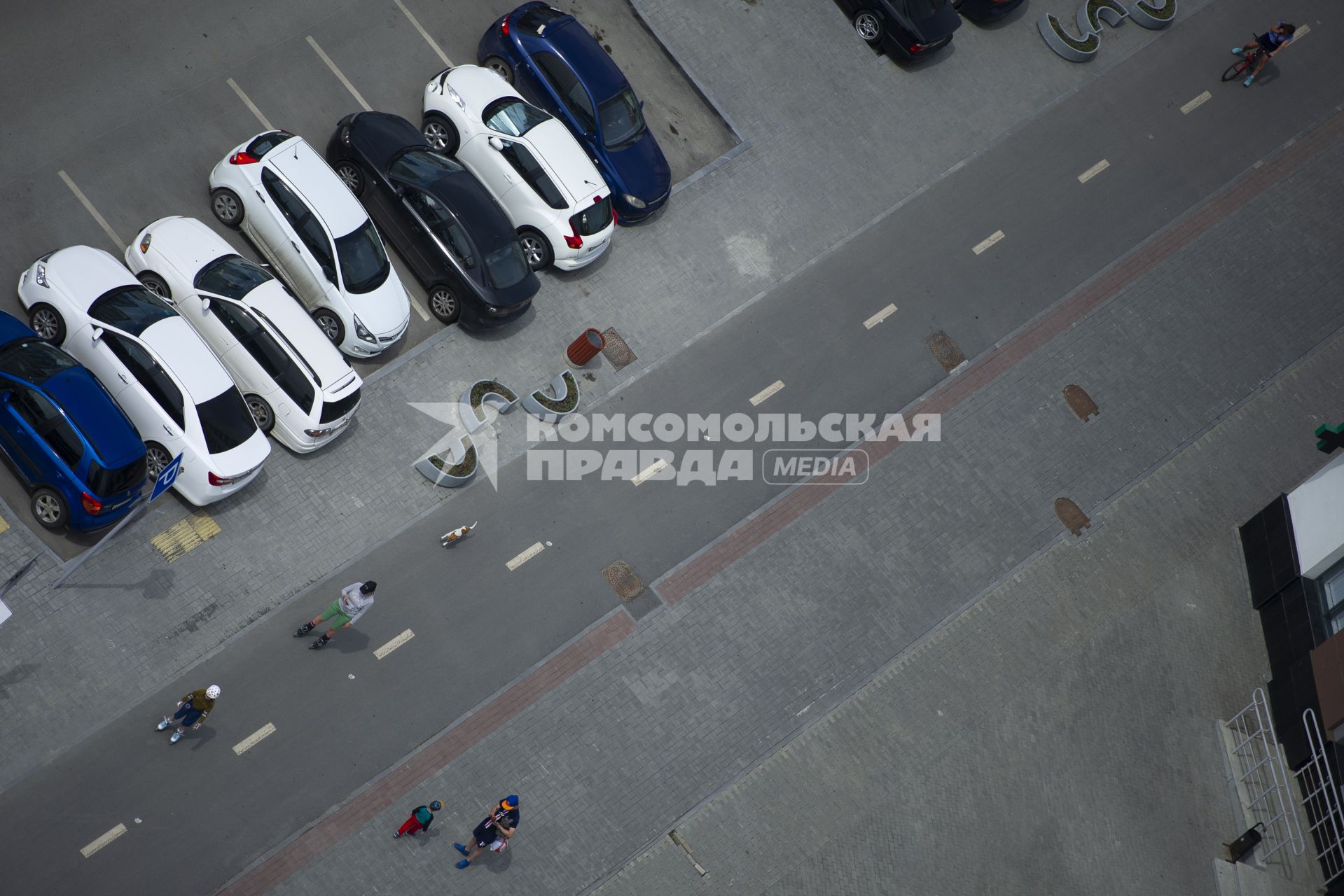 Екатеринбург. Горожане в новом жилом районе \'Академический\'