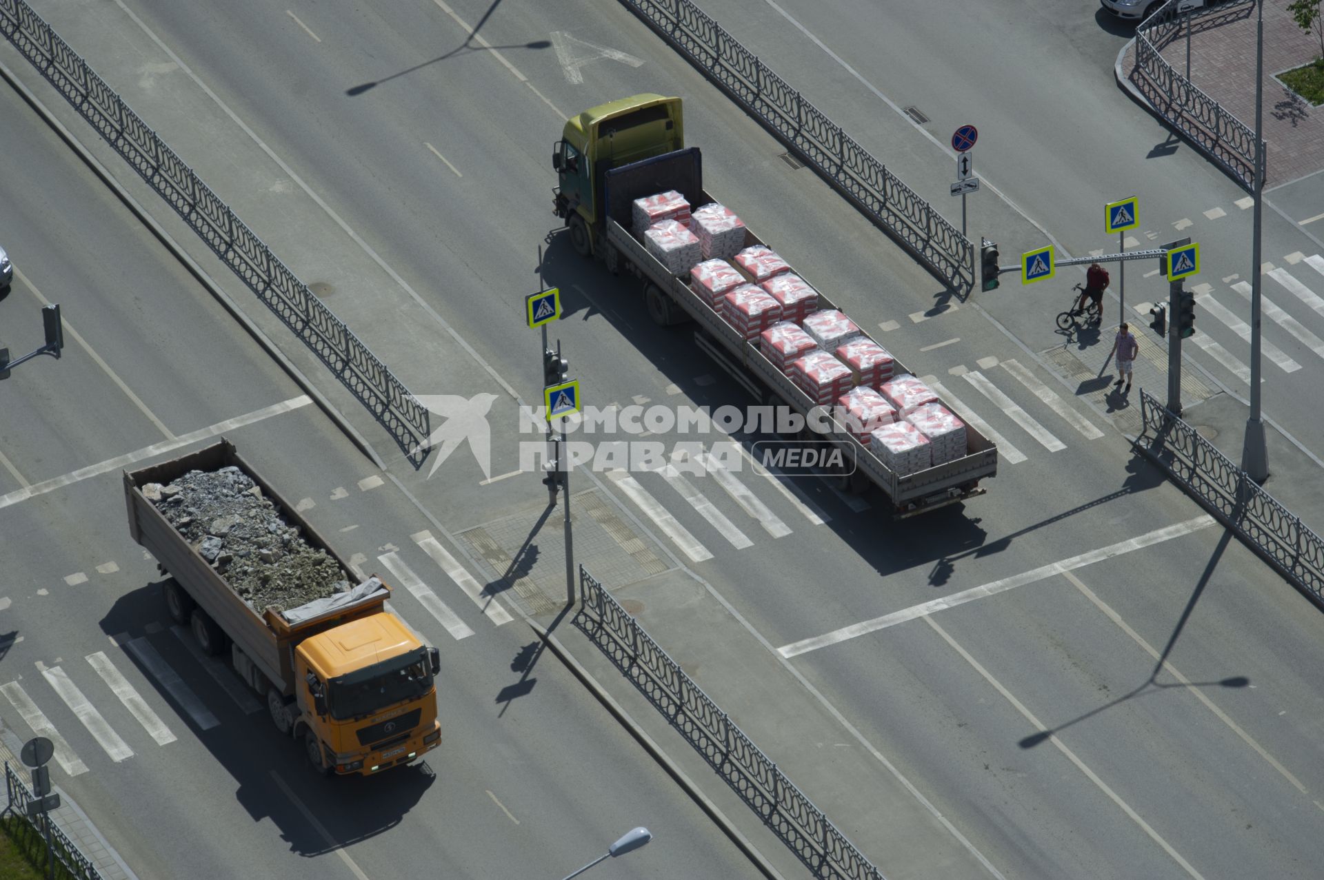 Екатеринбург. Грузовики в новом, строящемся, жилом районе \'Академический\'