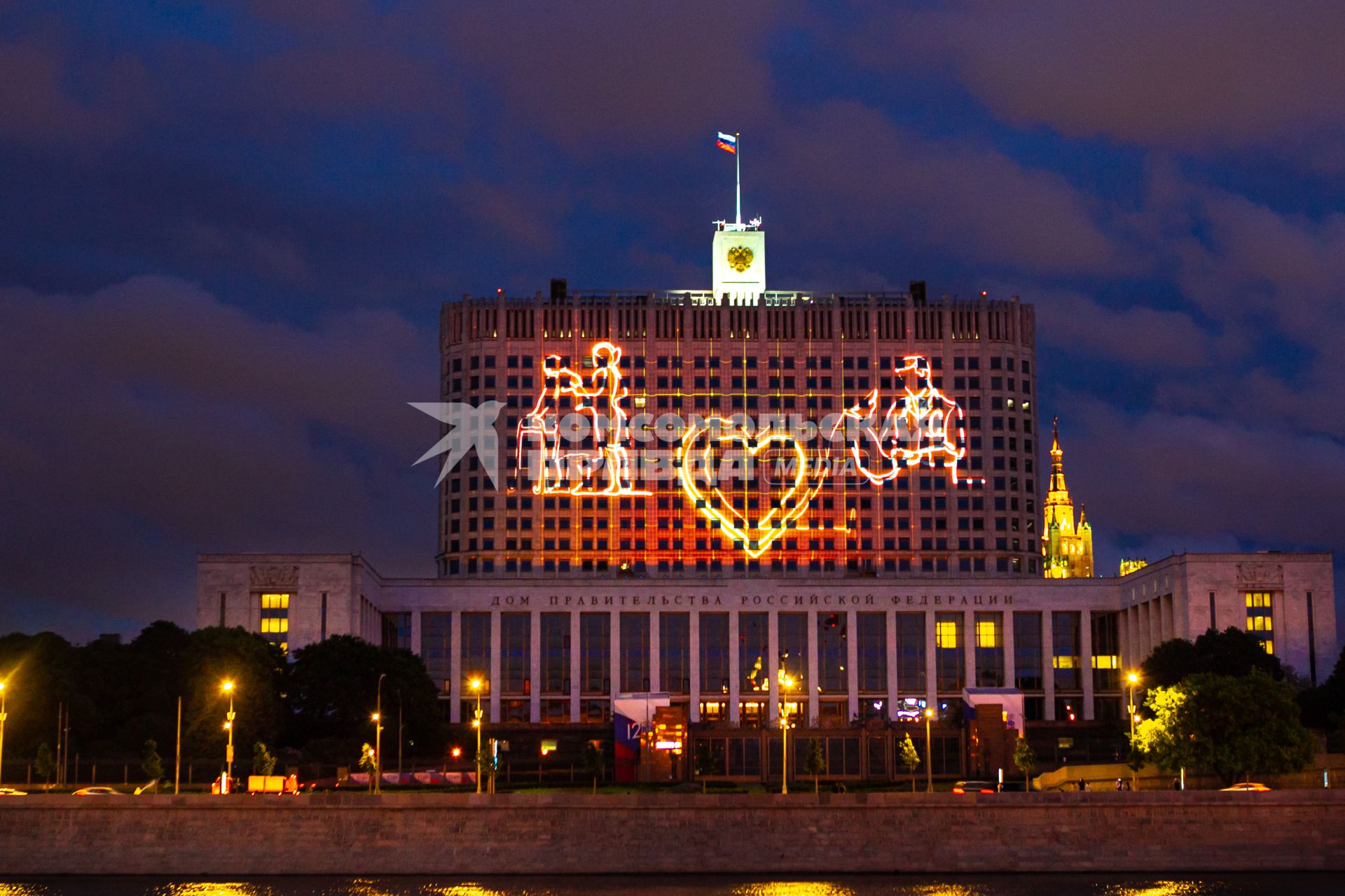 Москва.   Дом правительства РФ на Краснопресненской набережной с праздничной подсветкой ко Дню России.