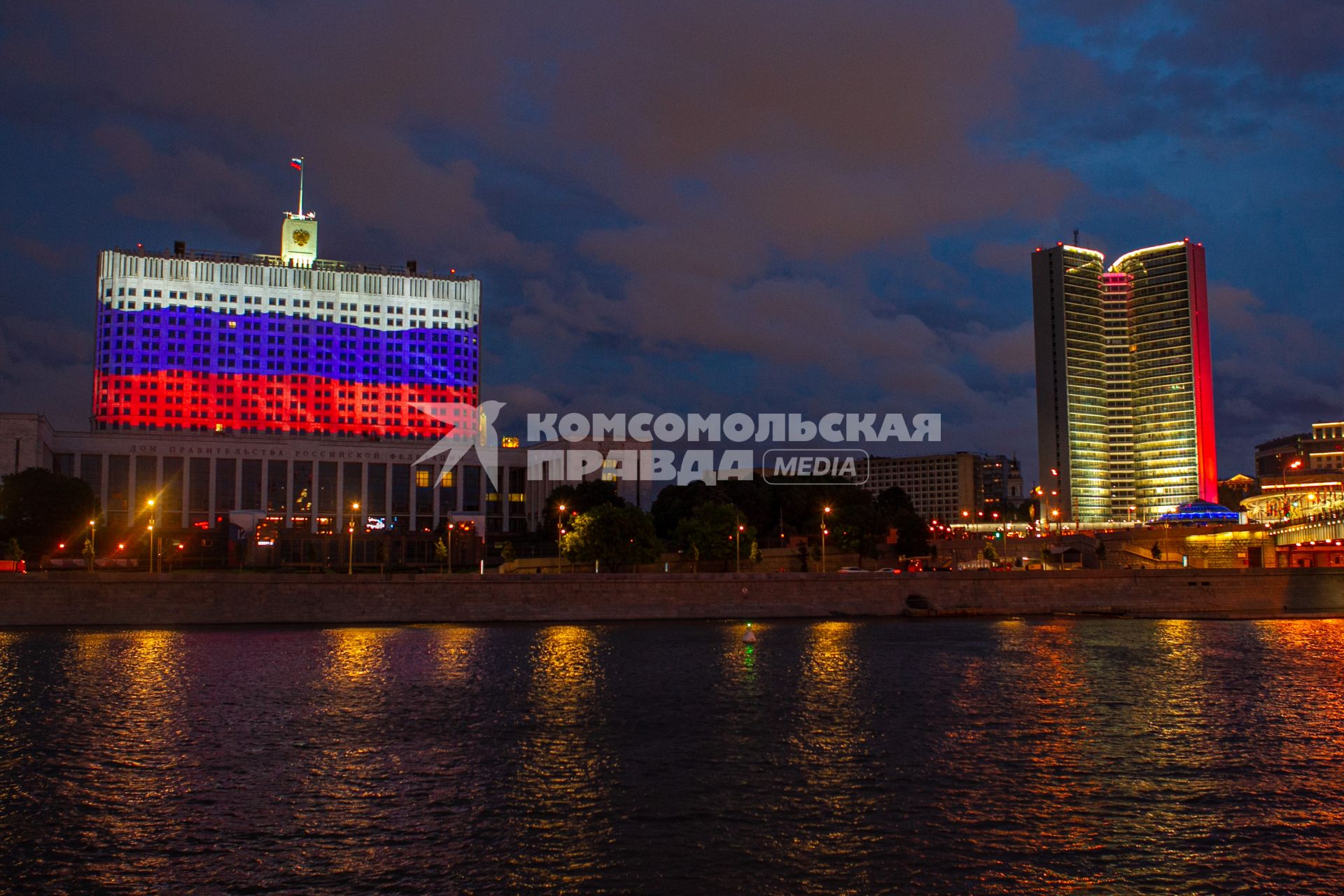 Москва.   Дом правительства РФ на Краснопресненской набережной с праздничной подсветкой ко Дню России.