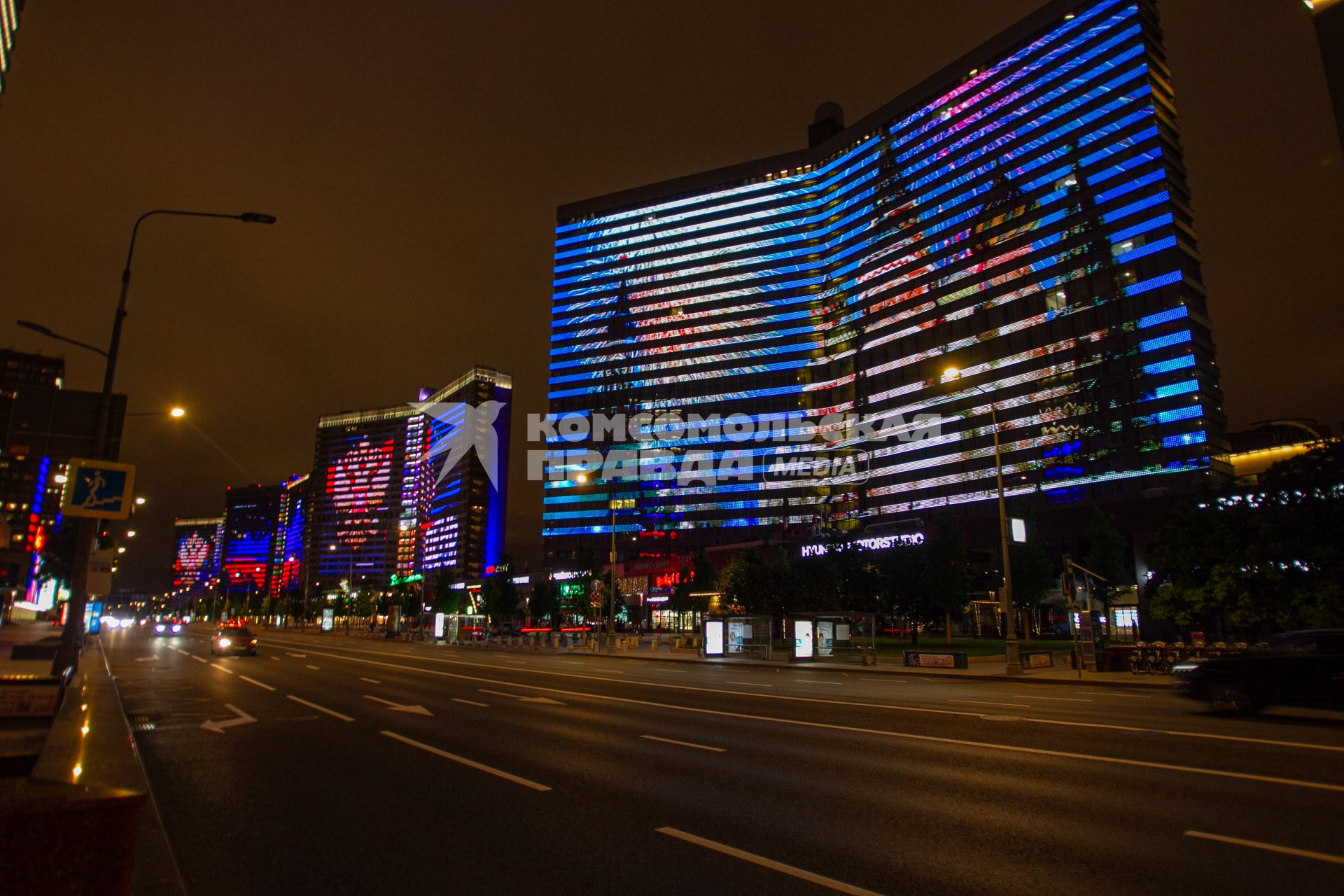 Москва.  Праздничная подсветка ко Дню России  на Новом Арбате.