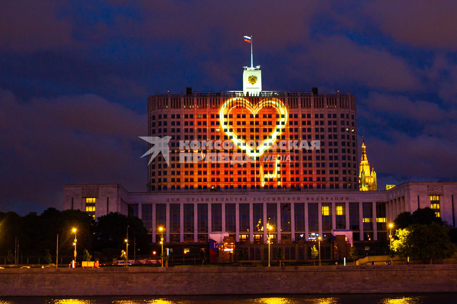 Москва.   Дом правительства РФ на Краснопресненской набережной с праздничной подсветкой ко Дню России.