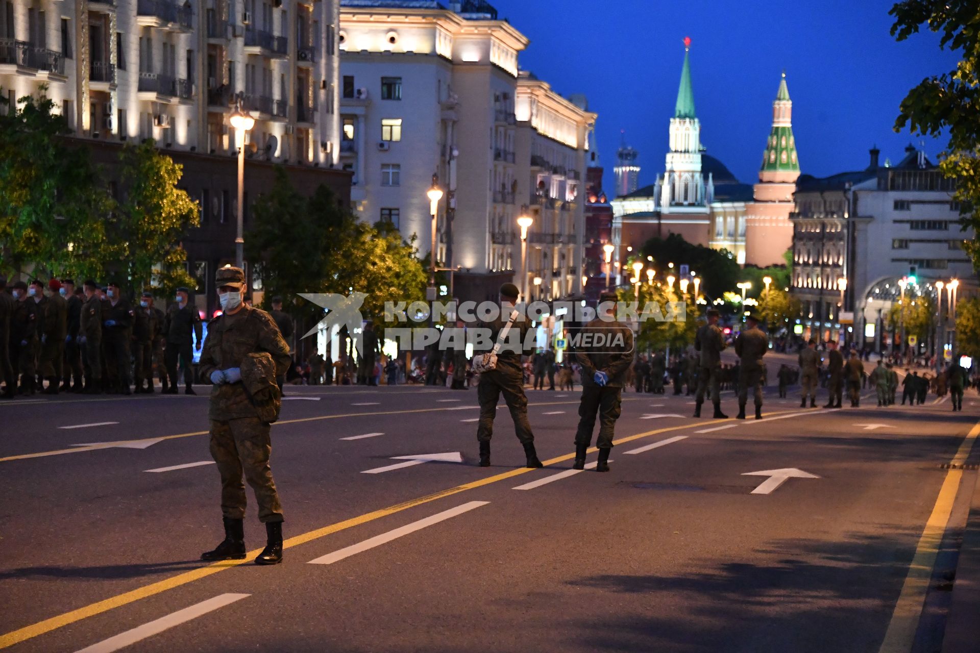 Москва. Военнослужащие на Тверской улице во время тренировки экипажей военной техники перед репетицией парада на Красной площади, посвященного 75-й годовщине Победы в Великой Отечественной войне.