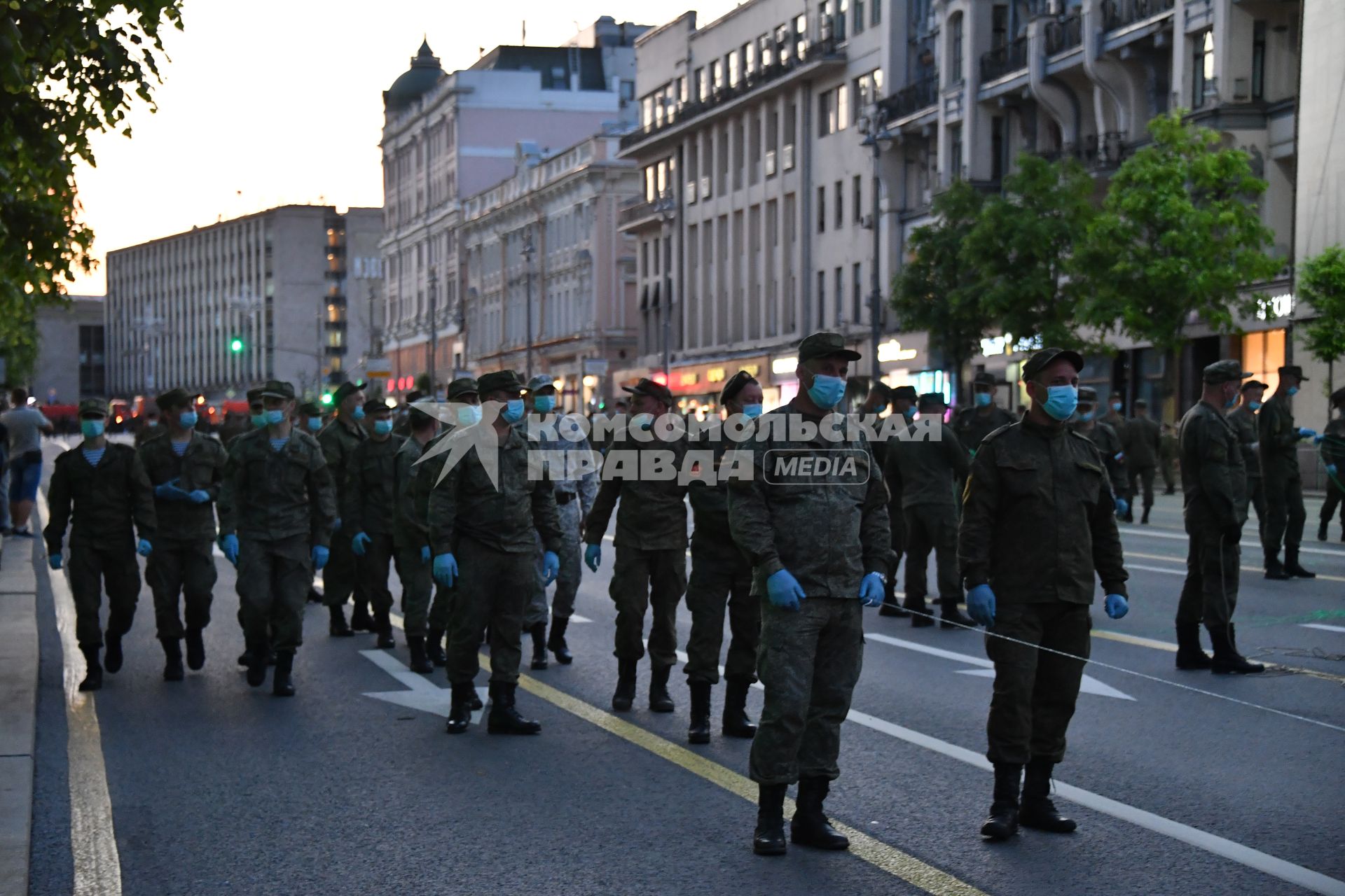 Москва. Военнослужащие на Тверской улице во время тренировки экипажей военной техники перед репетицией парада на Красной площади, посвященного 75-й годовщине Победы в Великой Отечественной войне.