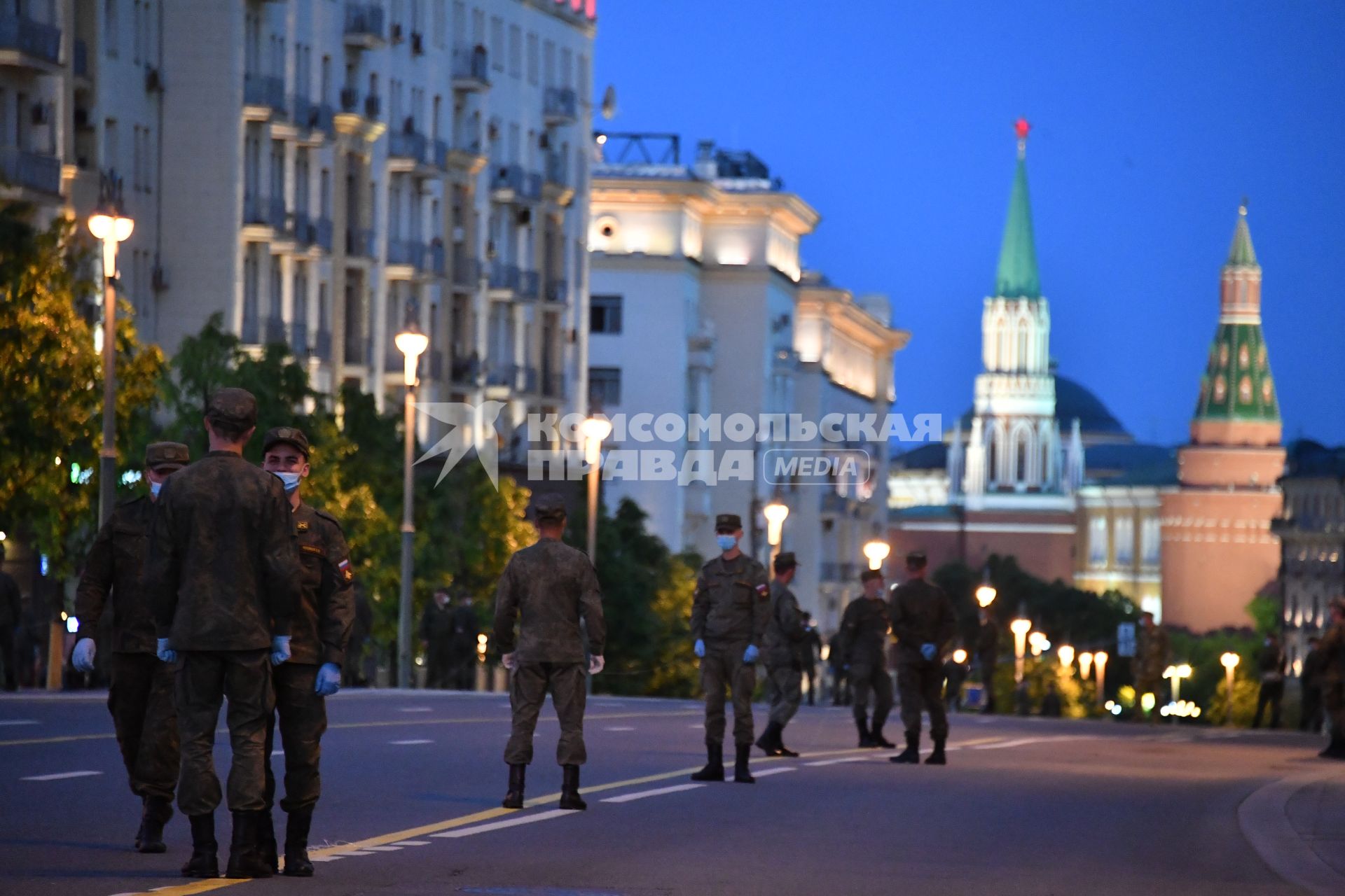 Москва. Военнослужащие на Тверской улице во время тренировки экипажей военной техники перед репетицией парада на Красной площади, посвященного 75-й годовщине Победы в Великой Отечественной войне.