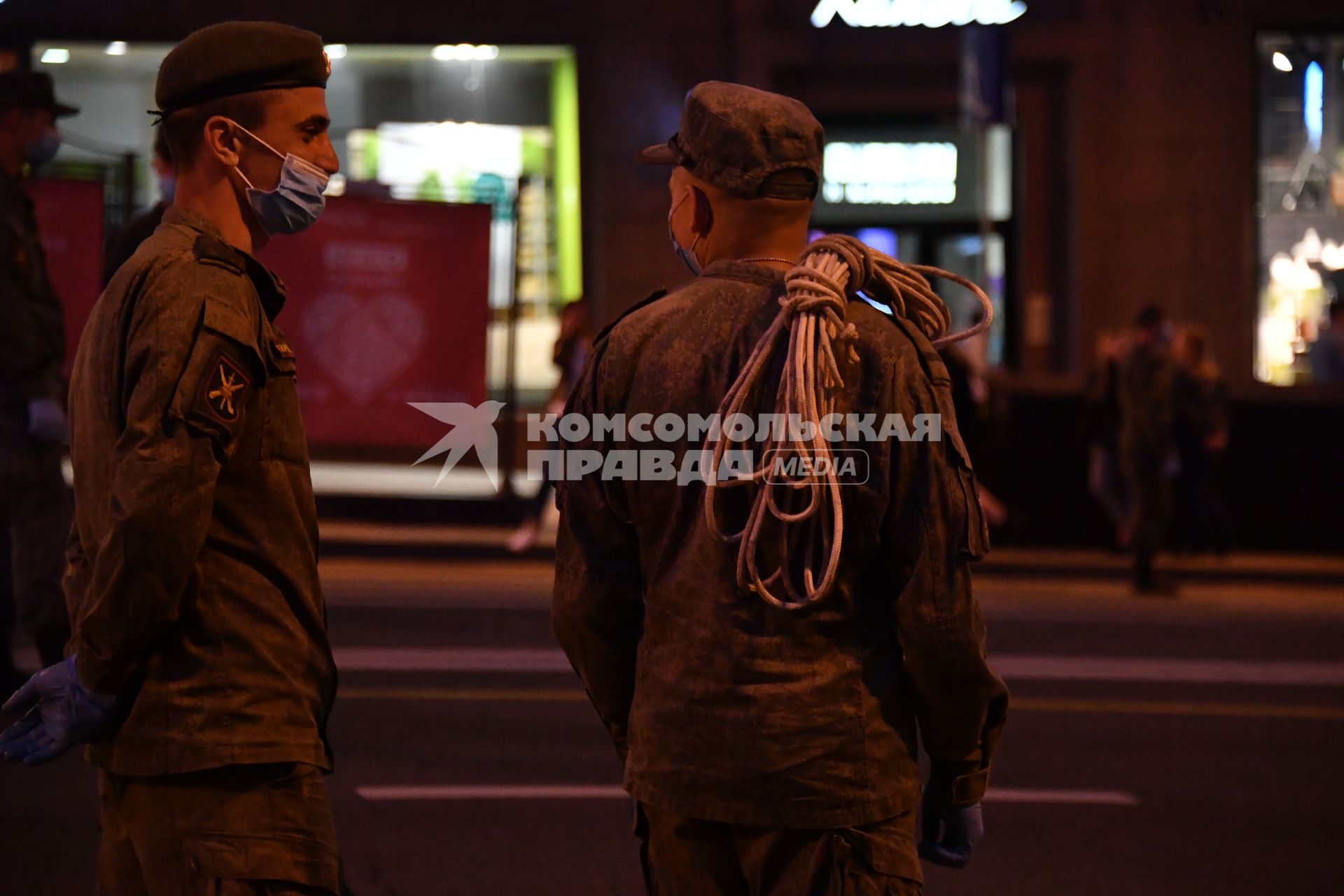 Москва. Военнослужащие на Тверской улице во время тренировки экипажей военной техники перед репетицией парада на Красной площади, посвященного 75-й годовщине Победы в Великой Отечественной войне.