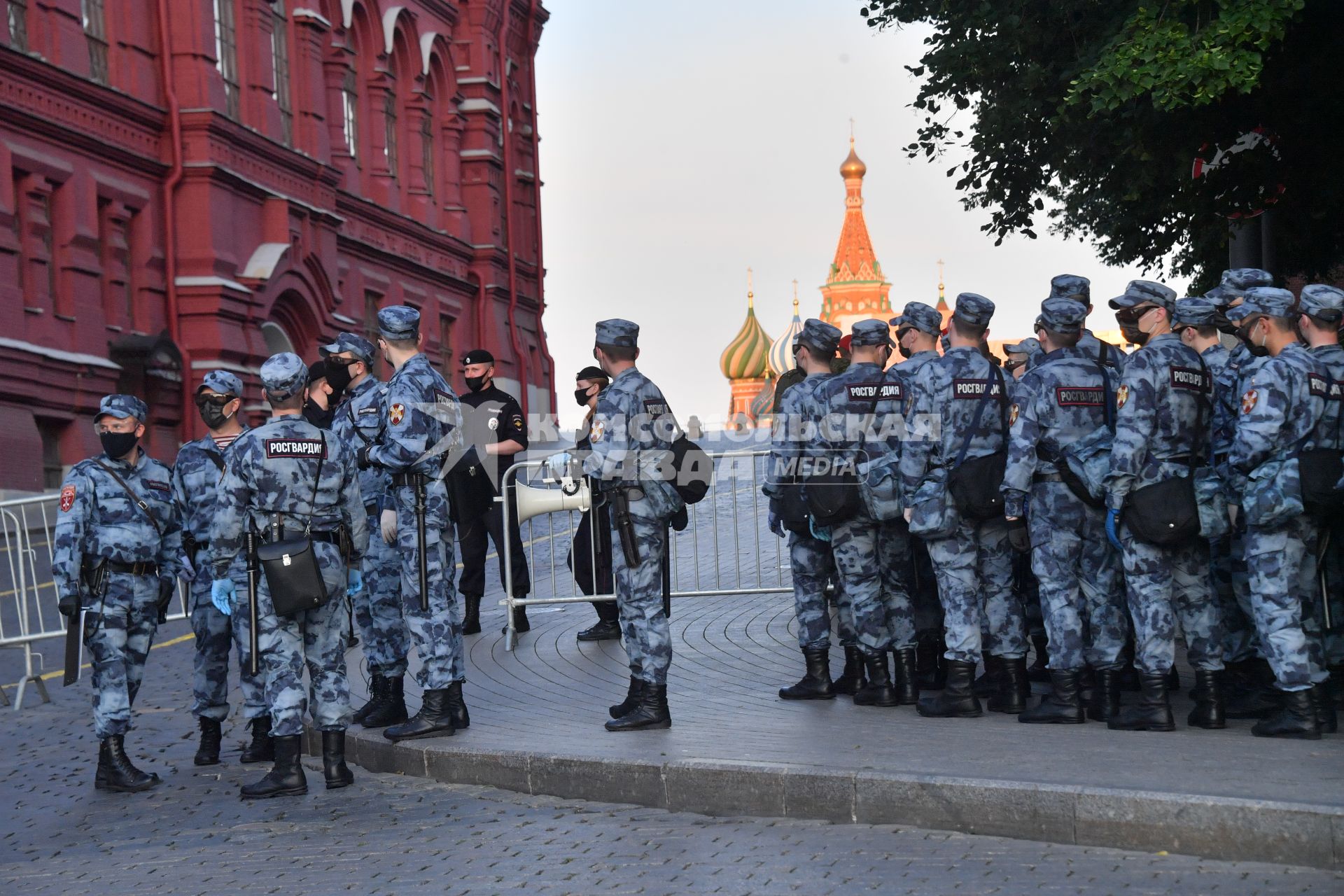 Москва.  Сотрудники Росгвардии  на Манежной площади.