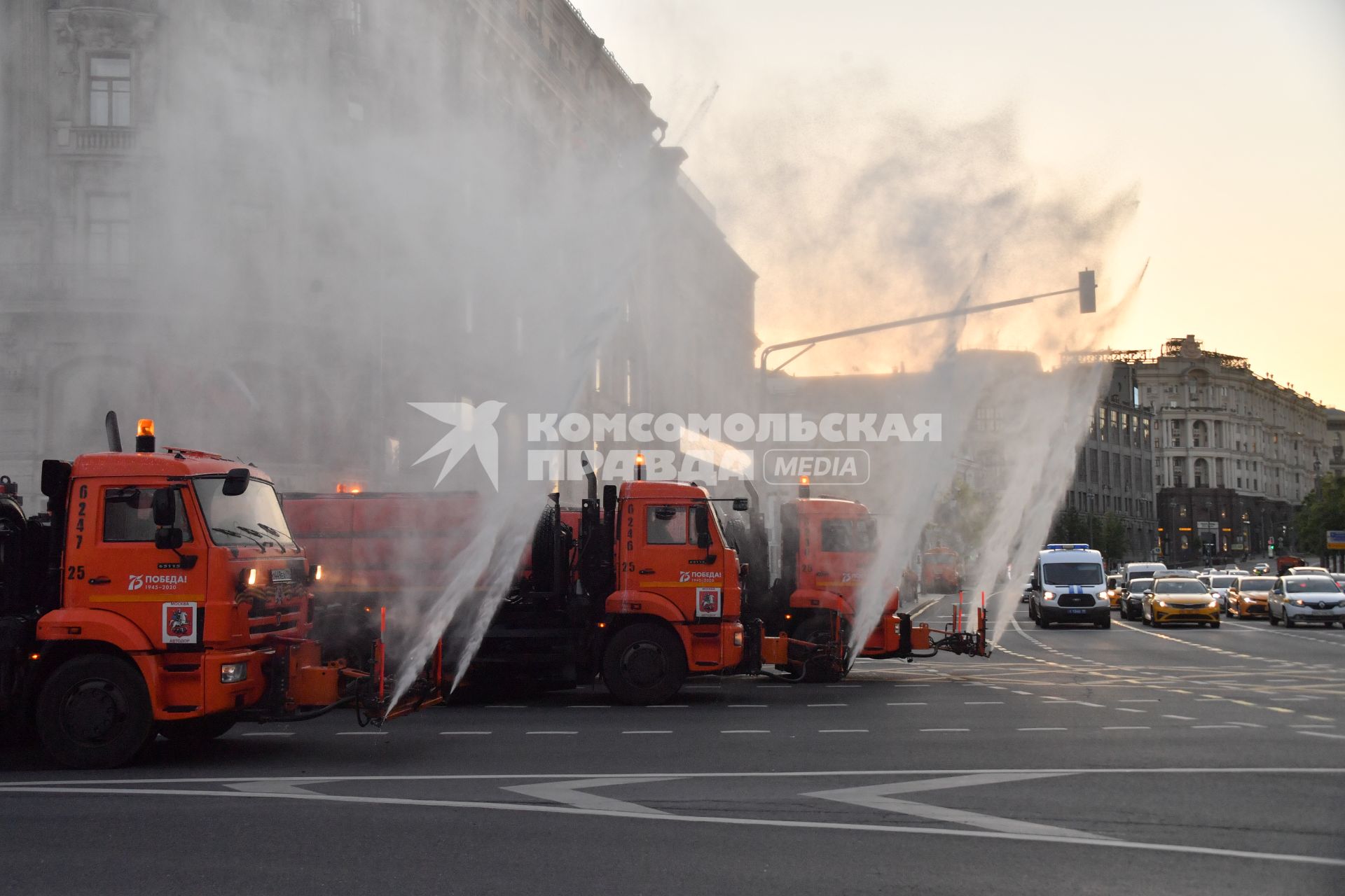 Москва. Поливальные машины на Моховой улице.