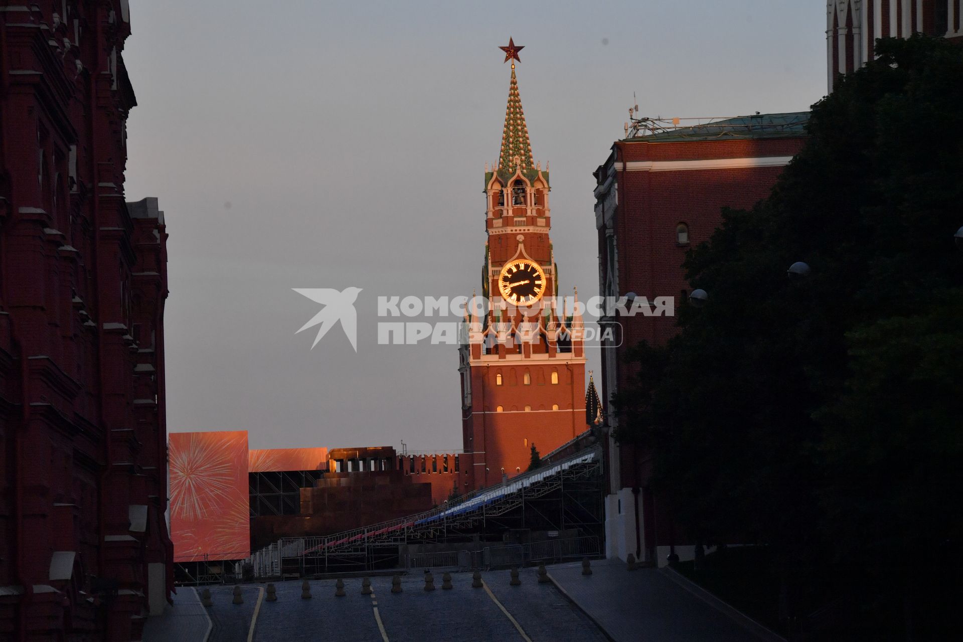 Москва.   Вид на Спасскую башню Московского Кремля на Красной площади.