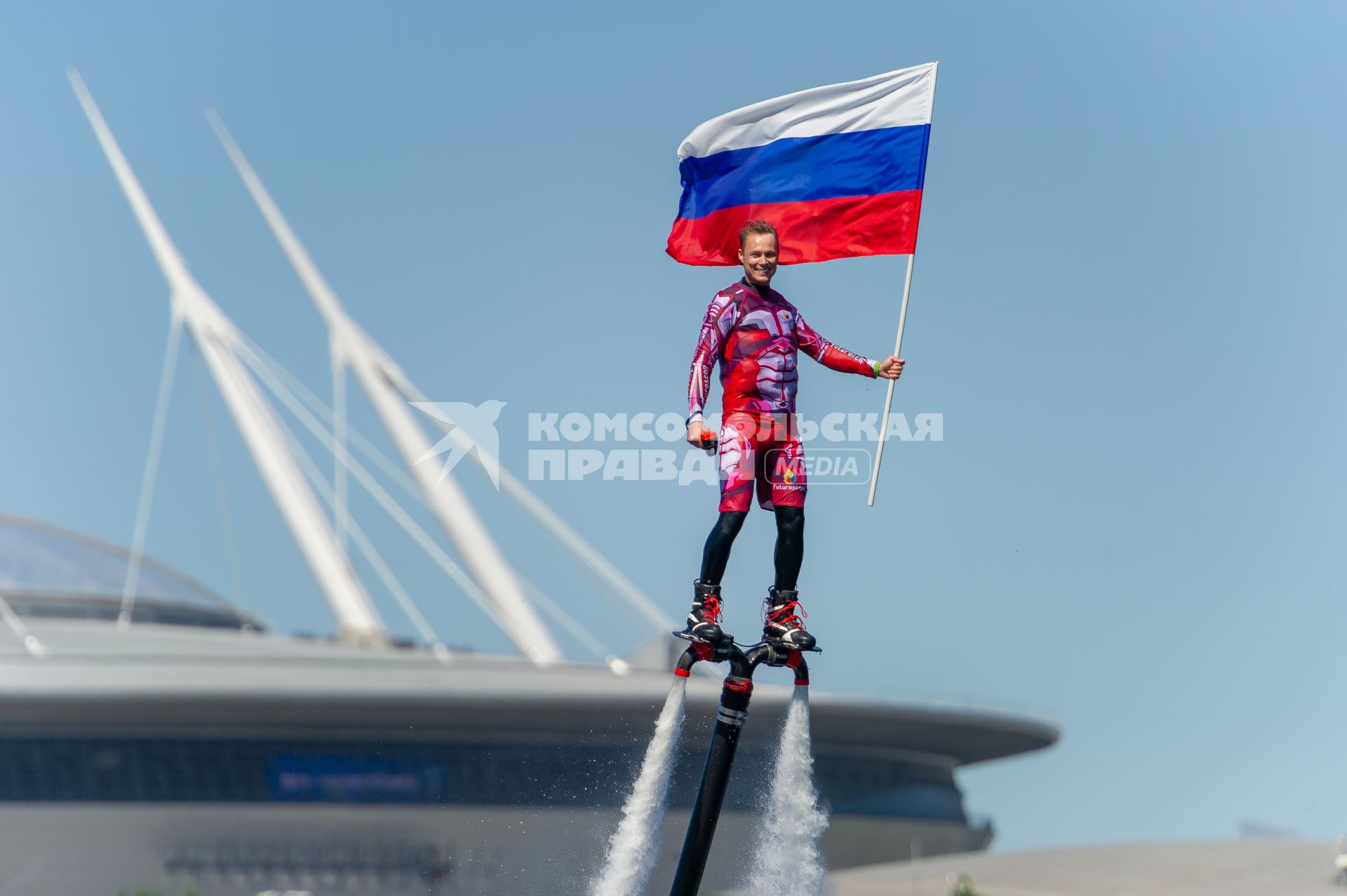 Санкт-Петербург.  Во время акции по поднятию флага России в районе Петровского фарватера в День России.