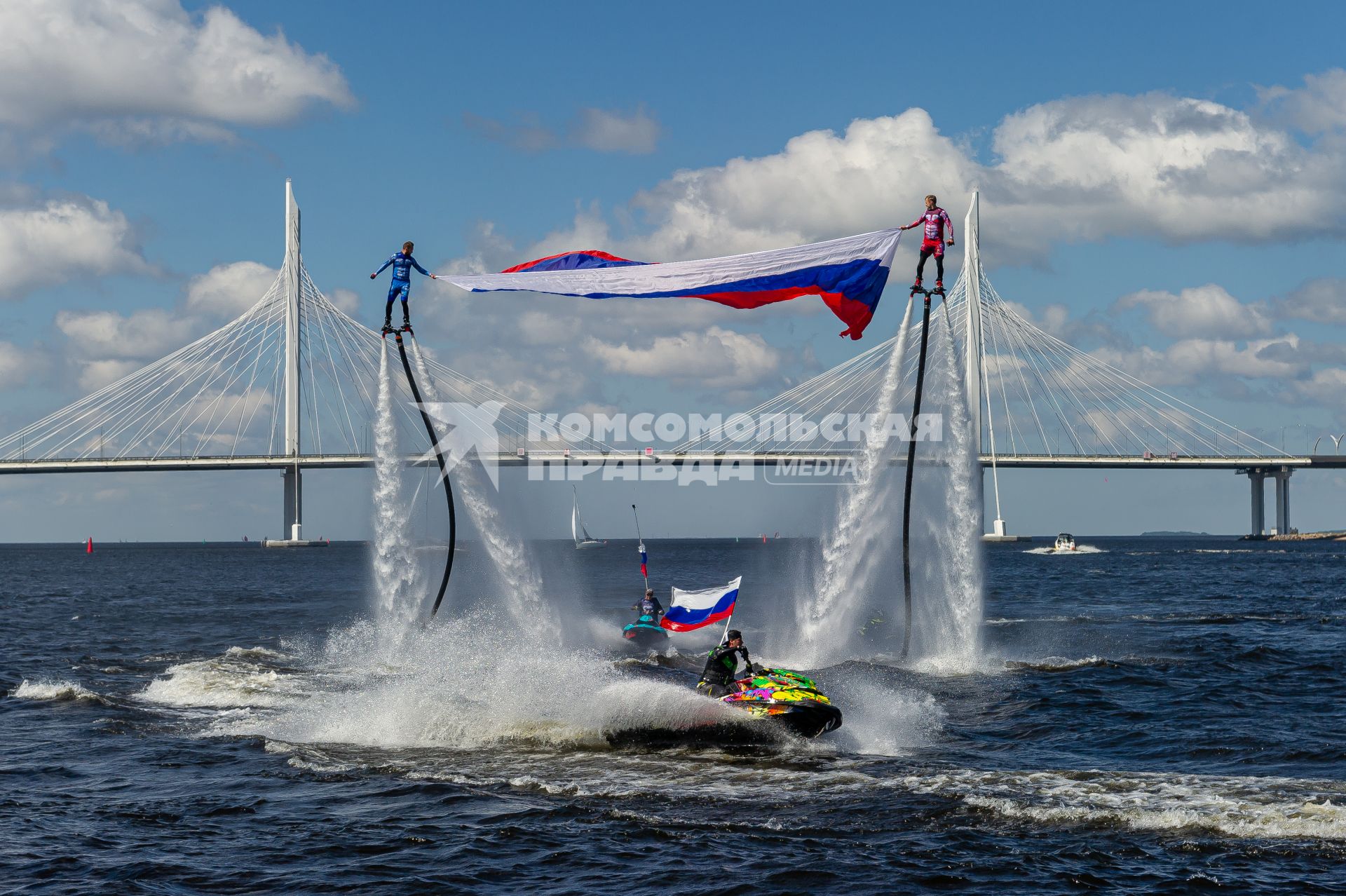 Санкт-Петербург.  Во время акции по поднятию флага России в районе Петровского фарватера в День России.