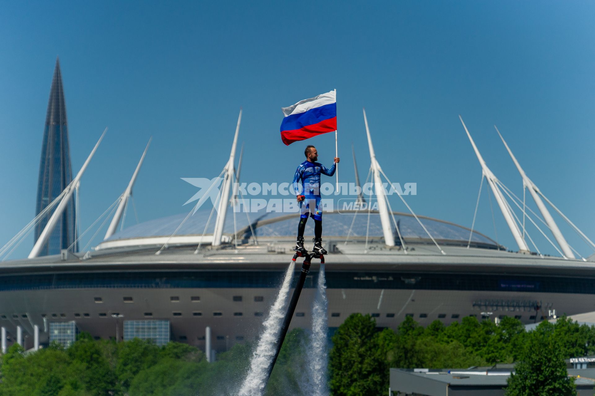 Санкт-Петербург.  Во время акции по поднятию флага России в районе Петровского фарватера в День России.