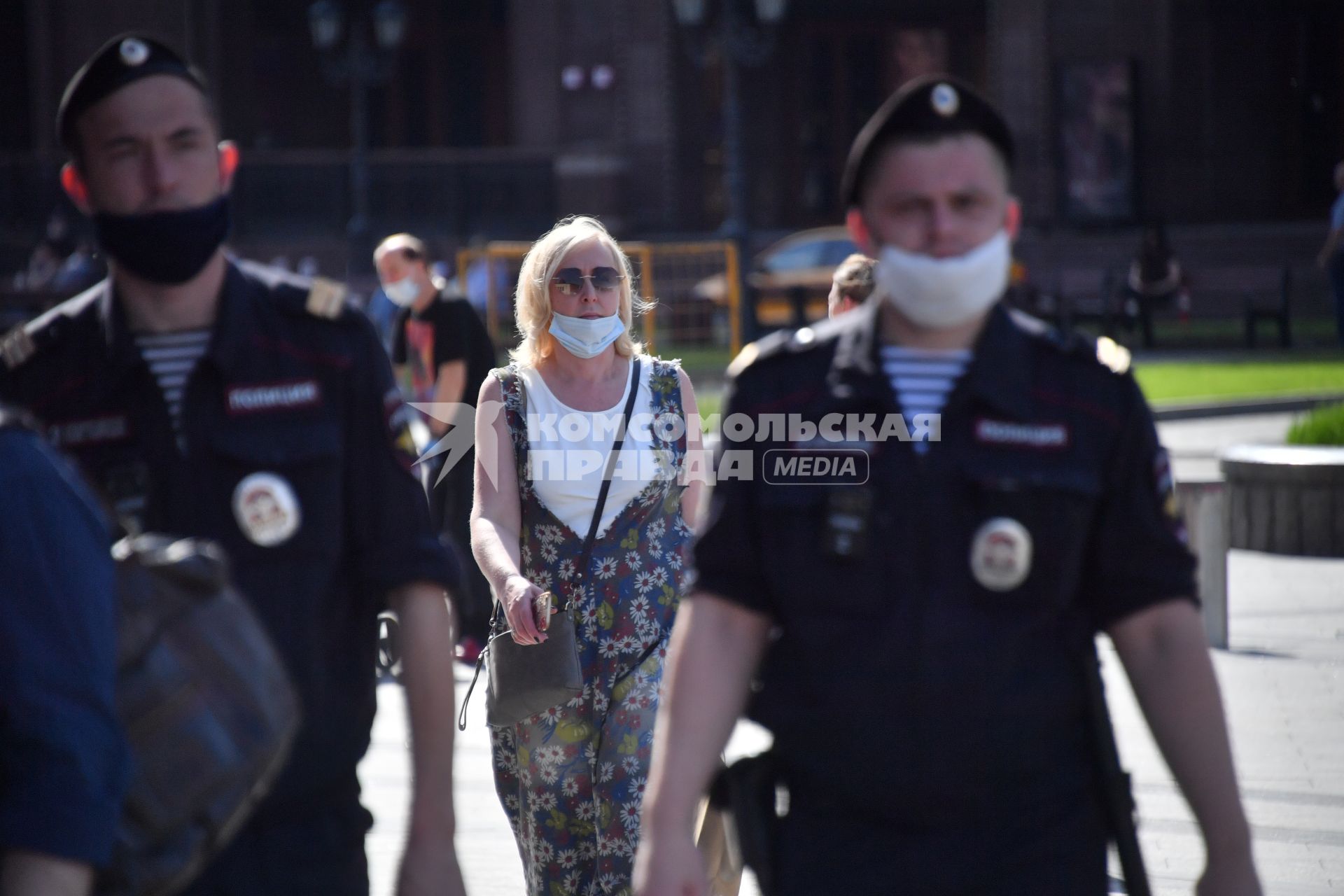 Москва.  Прохожие в медицинских масках после отмены режима самоизоляции, введенного  из-за пандемии коронавируса.