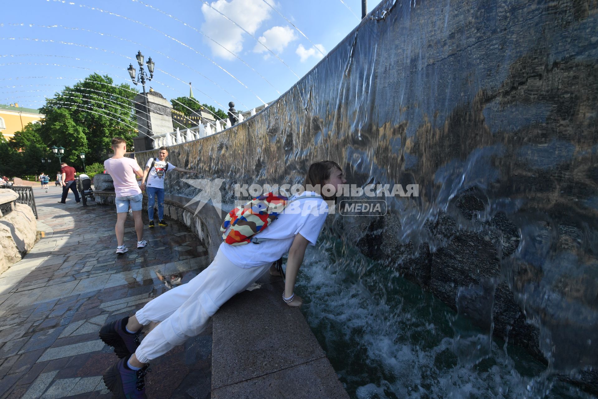 Москва.  Девушки  у фонтана  Времена года на Манежной площади после отмены режима самоизоляции, введенного  из-за пандемии коронавируса.