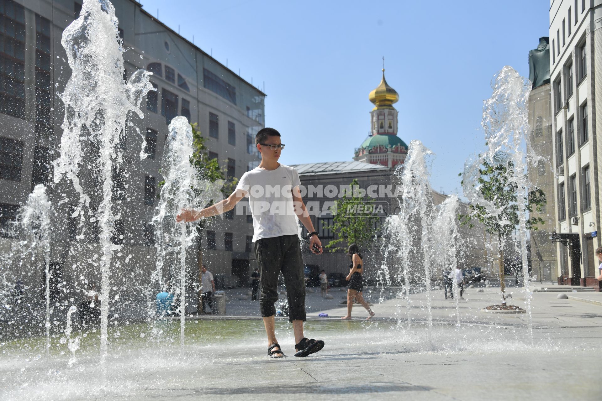 Москва.   Юноша у фонтана  на Биржевой площади после отмены режима самоизоляции, введенного  из-за пандемии коронавируса.