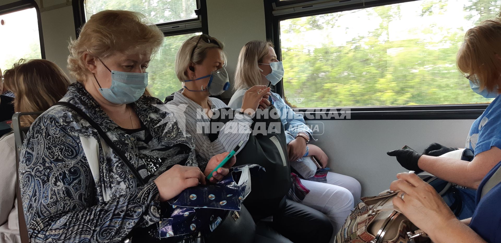 Московская область. Пассажиры в медицинских масках в электричке.