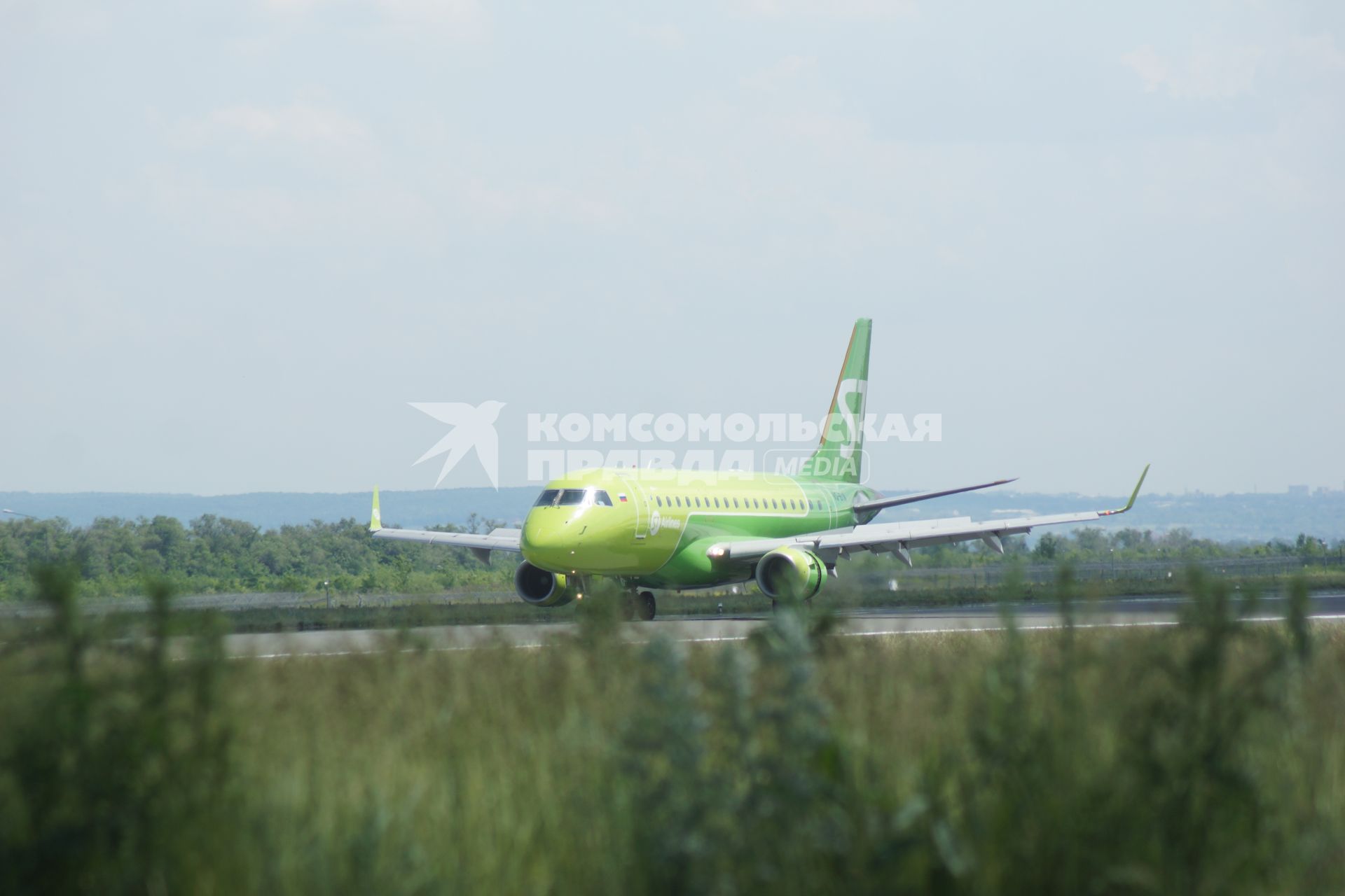 Самара. Самолет авиакомпании  S7 Airlines на территории международного аэропорта Самара (Курумоч) имени С.П. Королева.