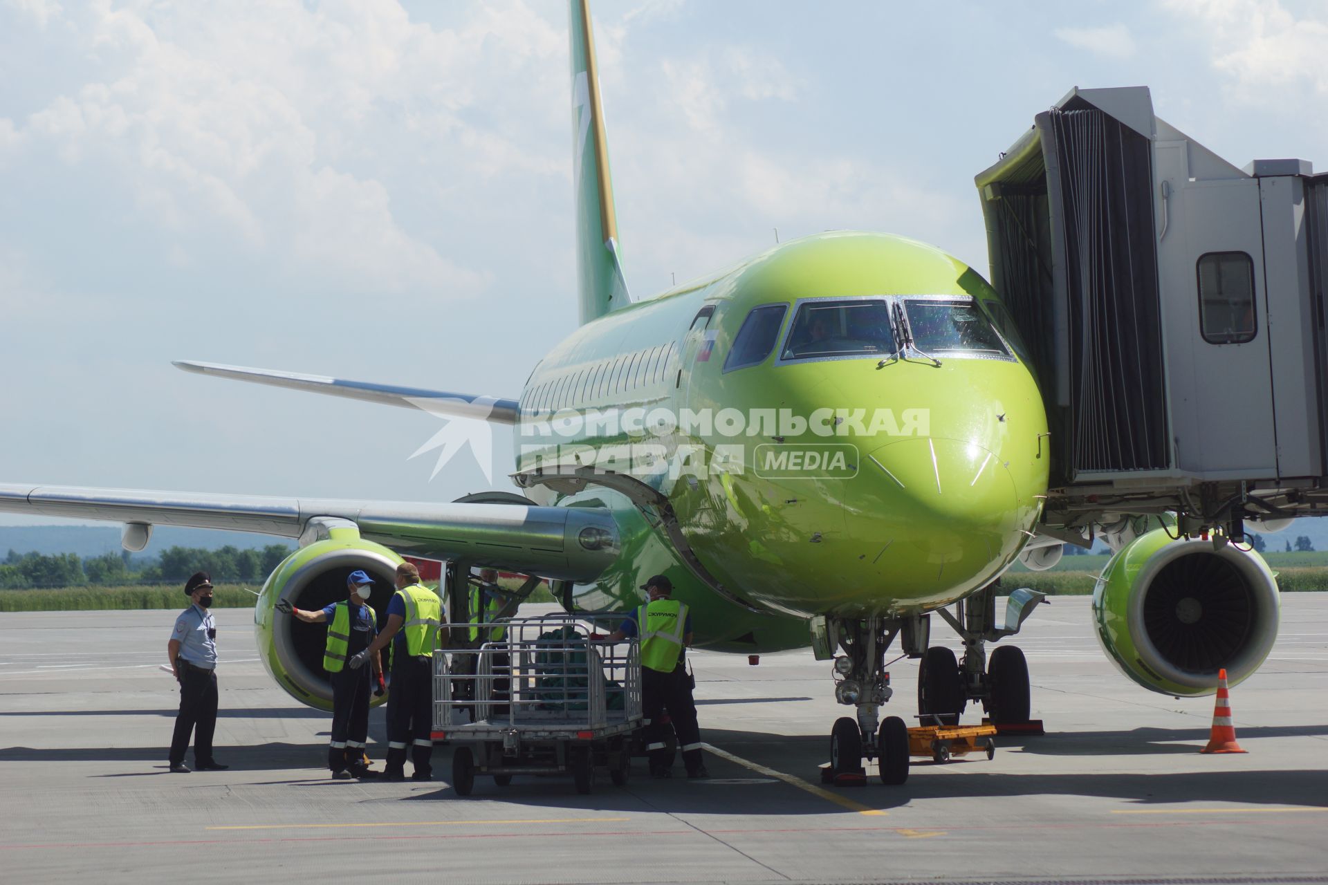 Самара. Самолет авиакомпании  S7 Airlines на территории международного аэропорта Самара (Курумоч) имени С.П. Королева.