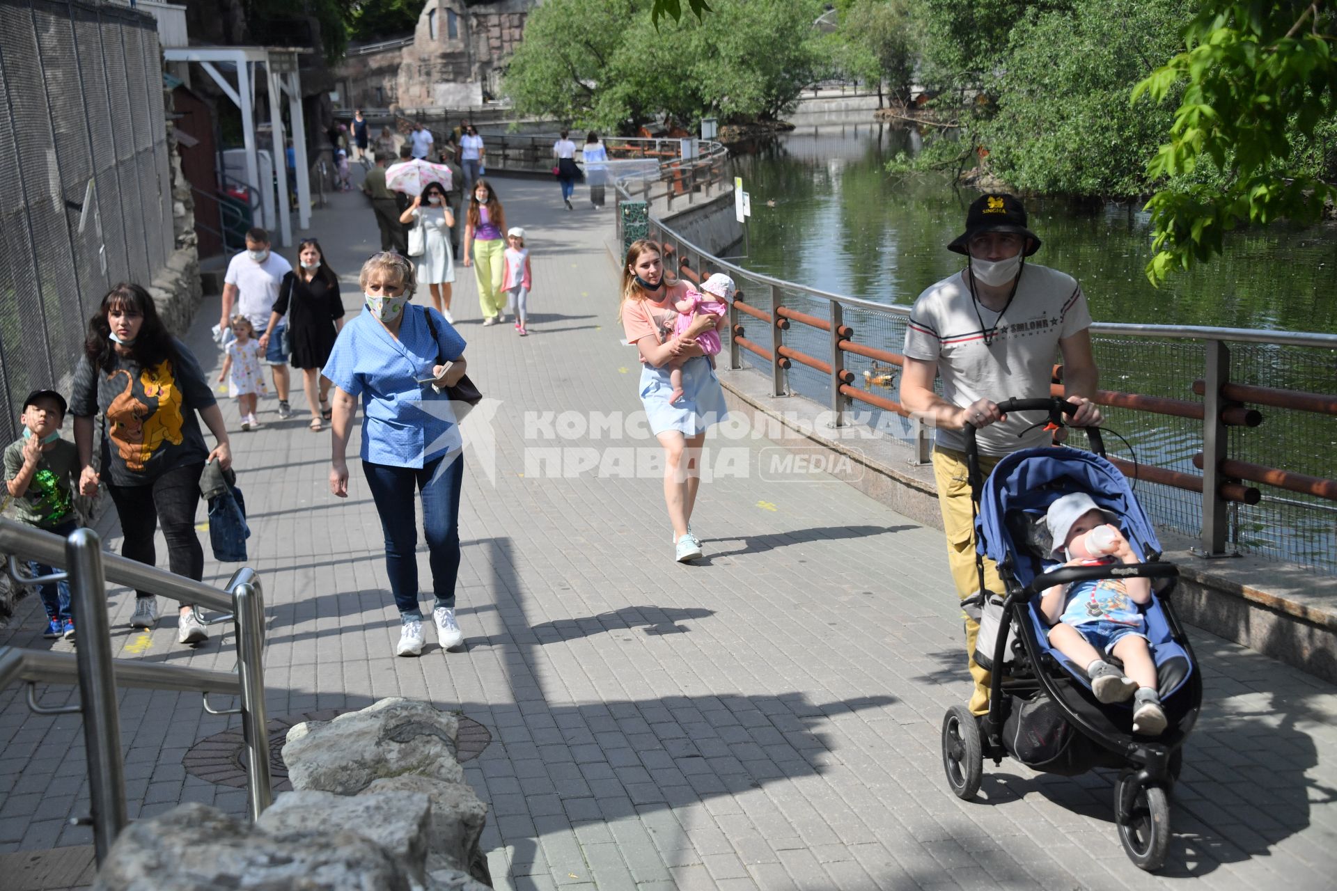 Москва. Жители города в Московском зоопарке, открывшемся  после ослабления ограничений, введенных из-за пандемии коронавируса.