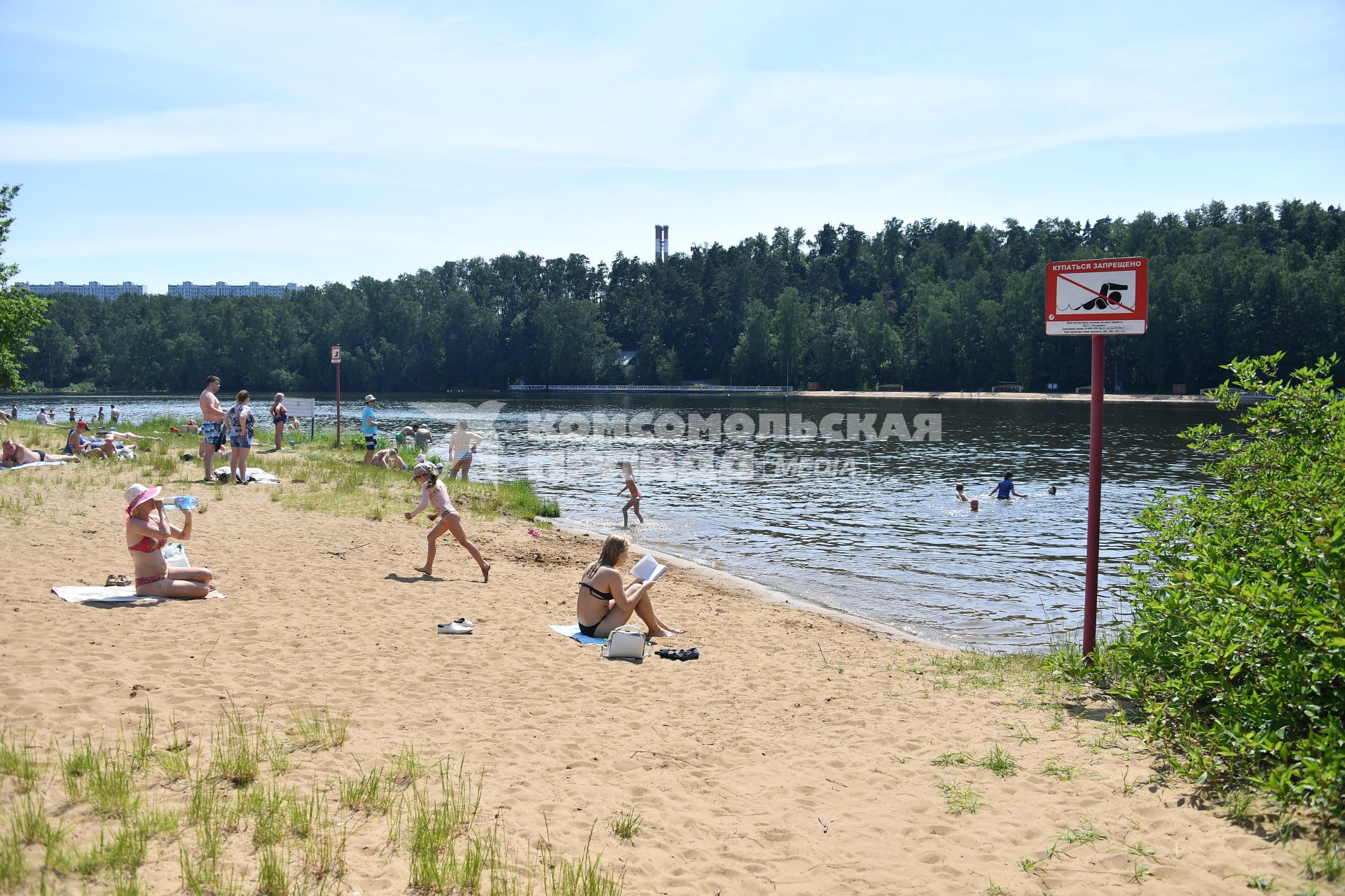 Москва. Горожане  отдыхают и загорают на пляже в Серебряном бору.