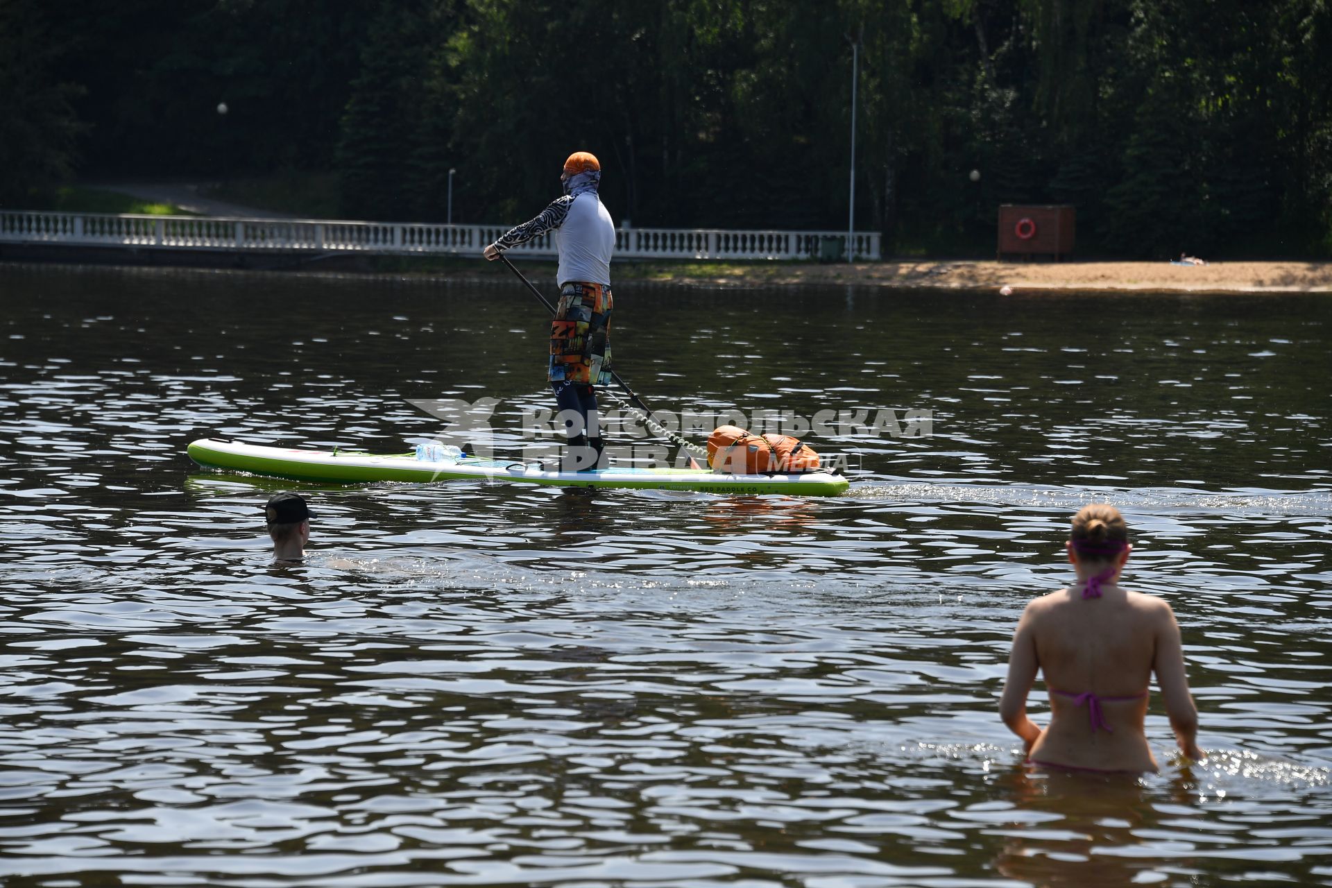 Москва. Отдыхающие в Серебряном бору.