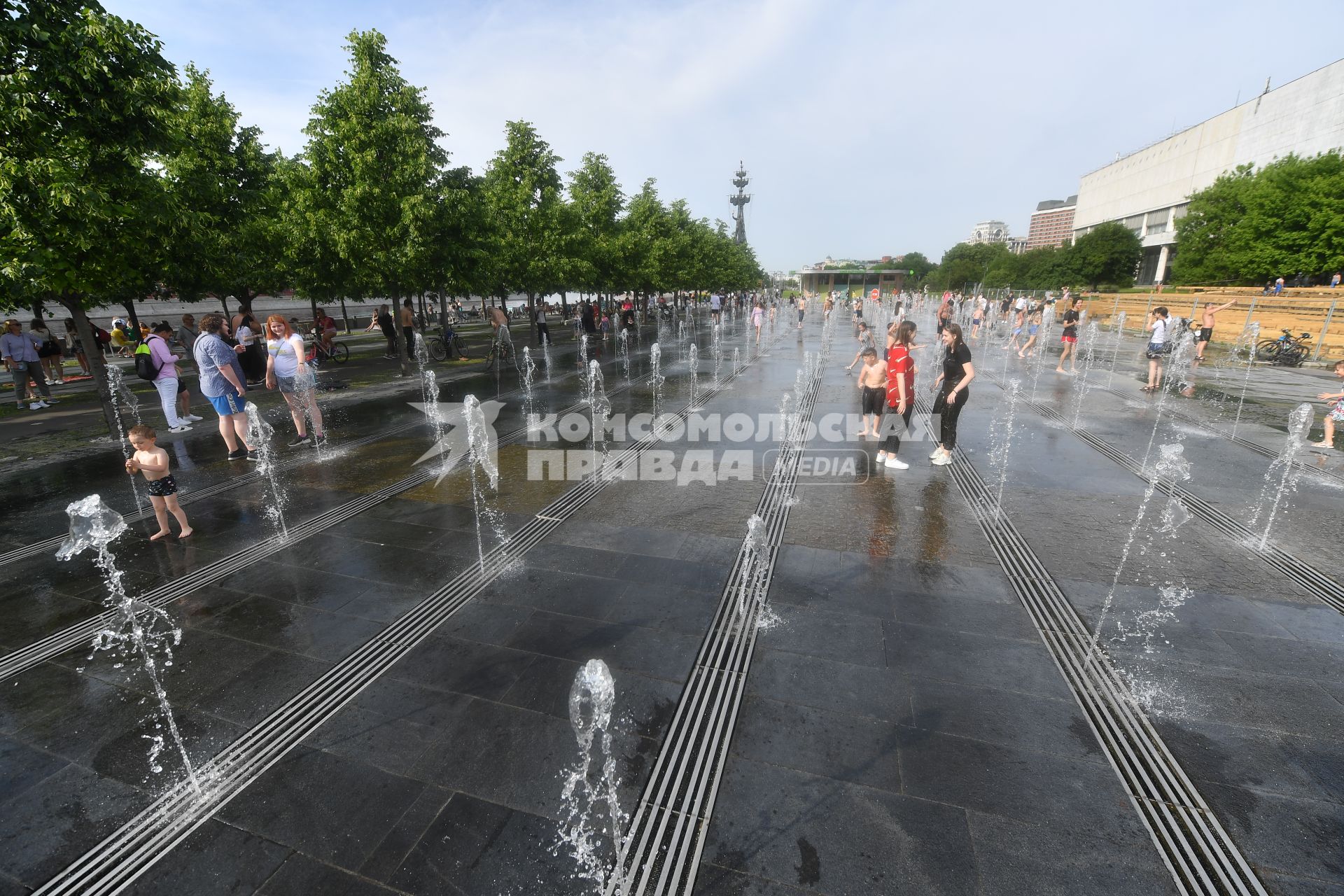 Москва. Отдыхающие среди фонтанов  парка  `Музеон`.