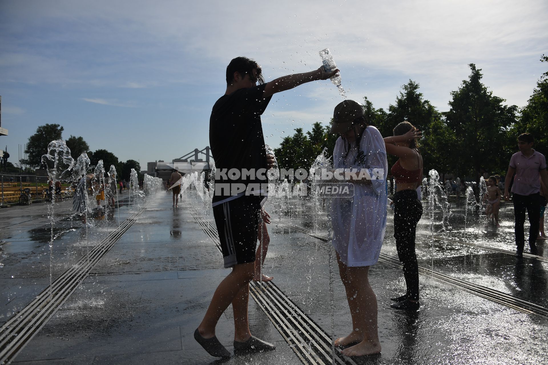 Москва.   Молодые люди в парке   `Музеон`.